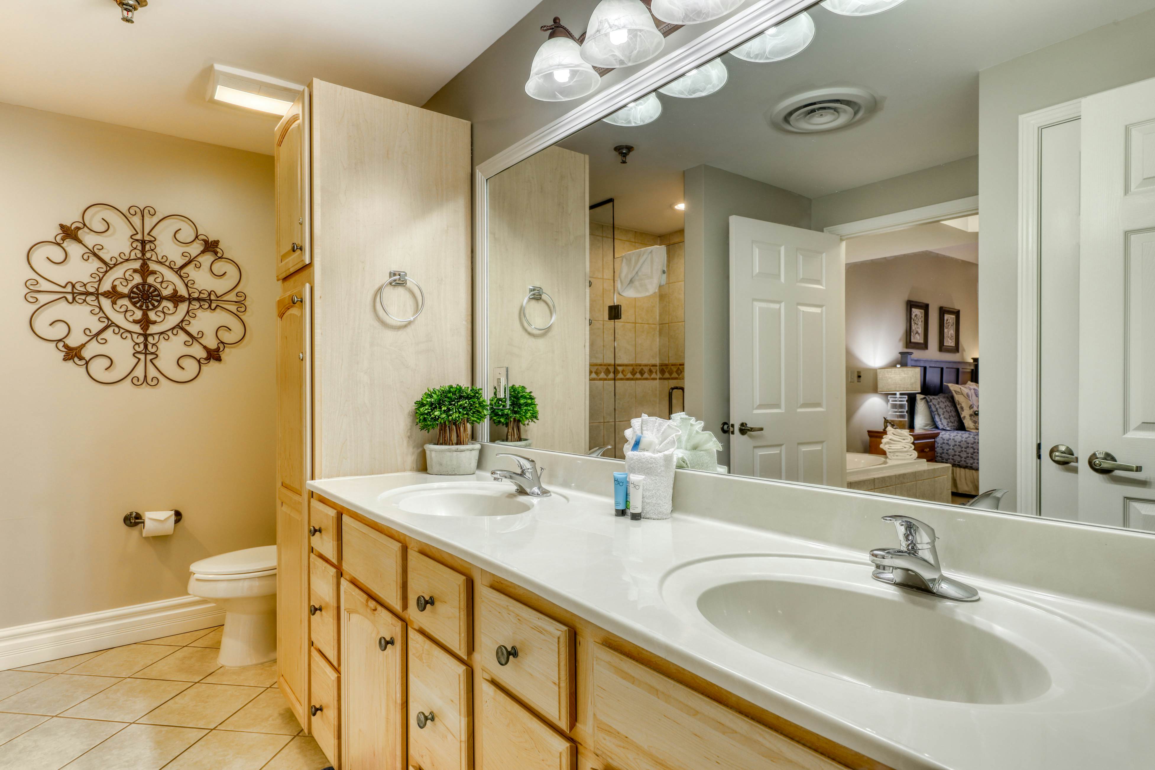 Luxury Condo Near Downtown, Sleep 6・Jetted Tub・Gym