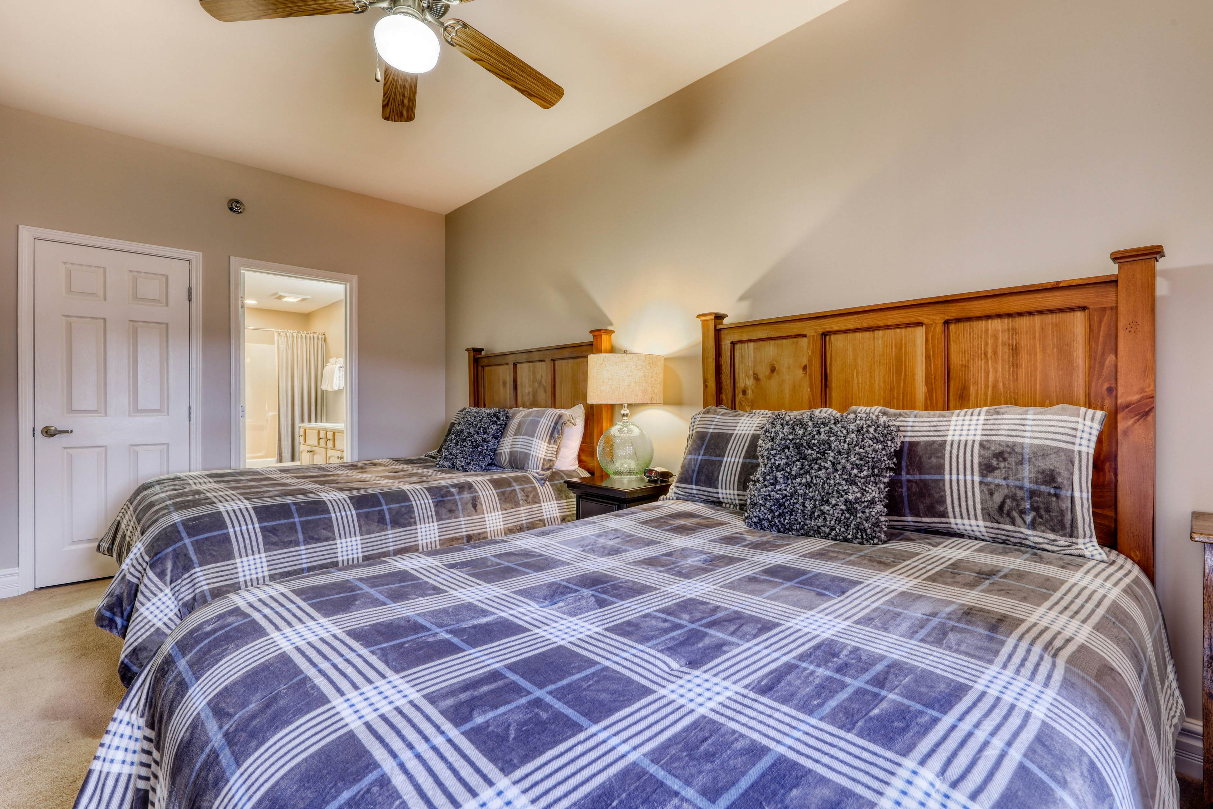 Luxury Condo Near Downtown, Sleep 6・Jetted Tub・Gym