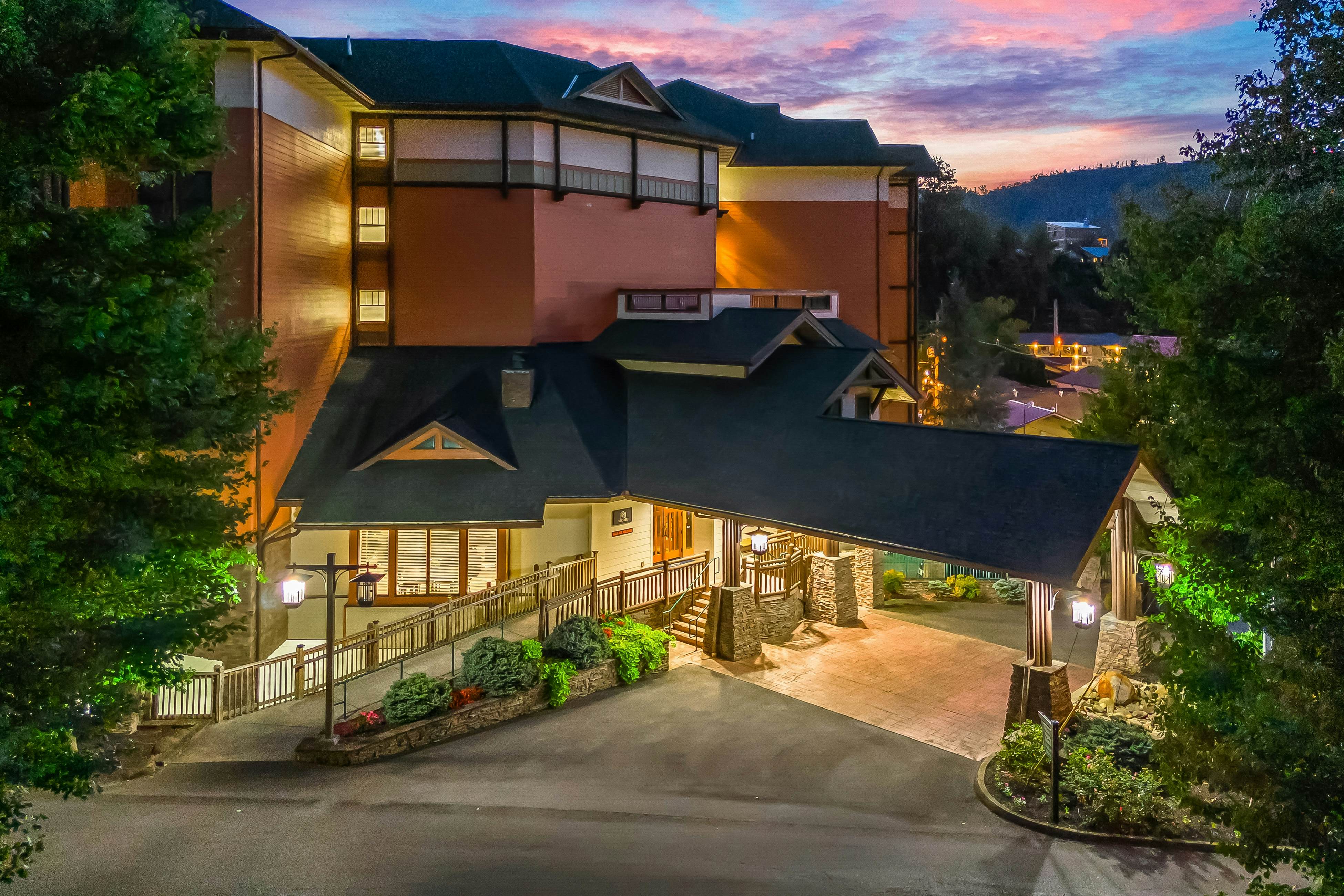 Luxury Condo Near Downtown, Sleep 6・Jetted Tub・Gym