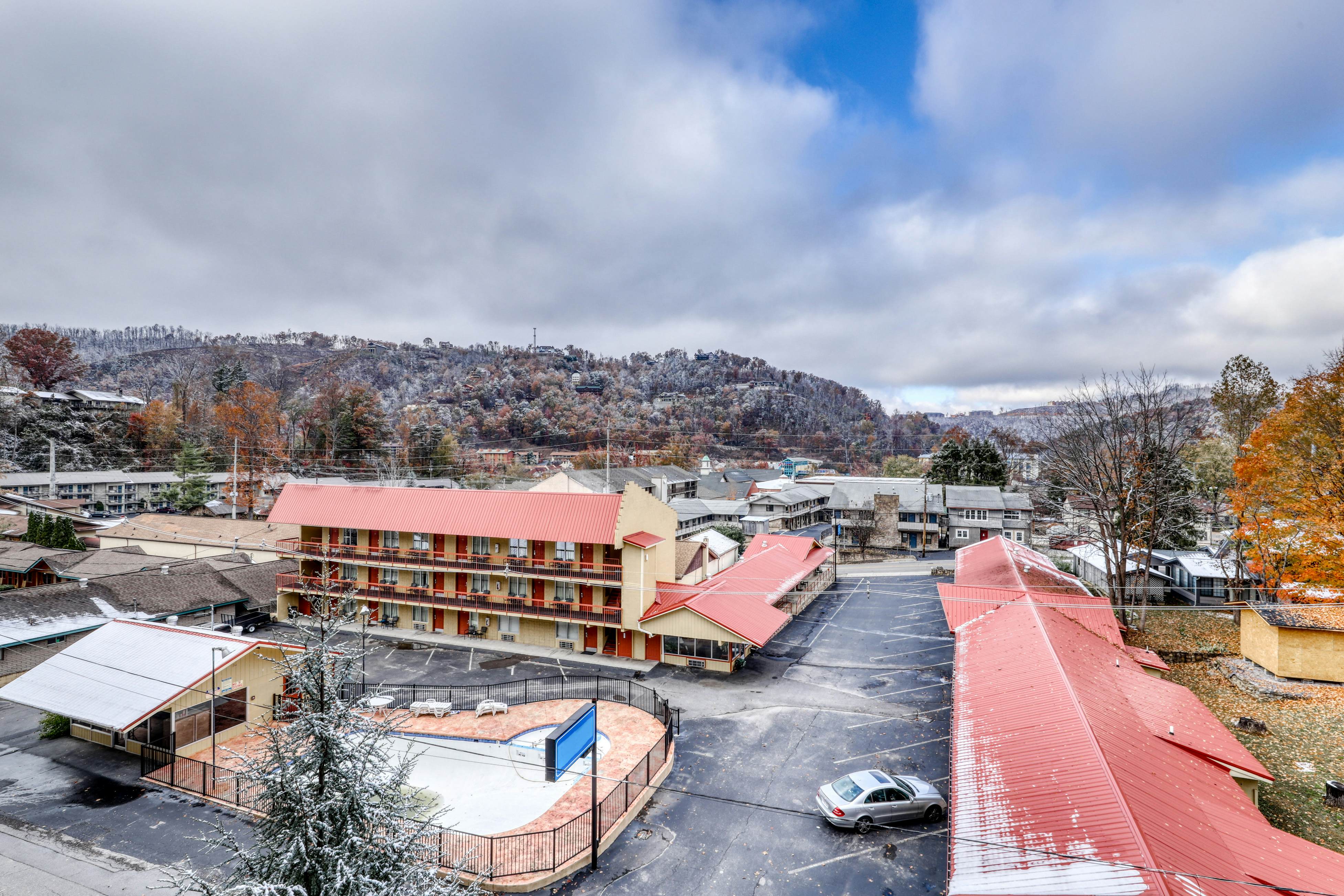 Luxury Condo Near Downtown, Sleep 6・Jetted Tub・Gym