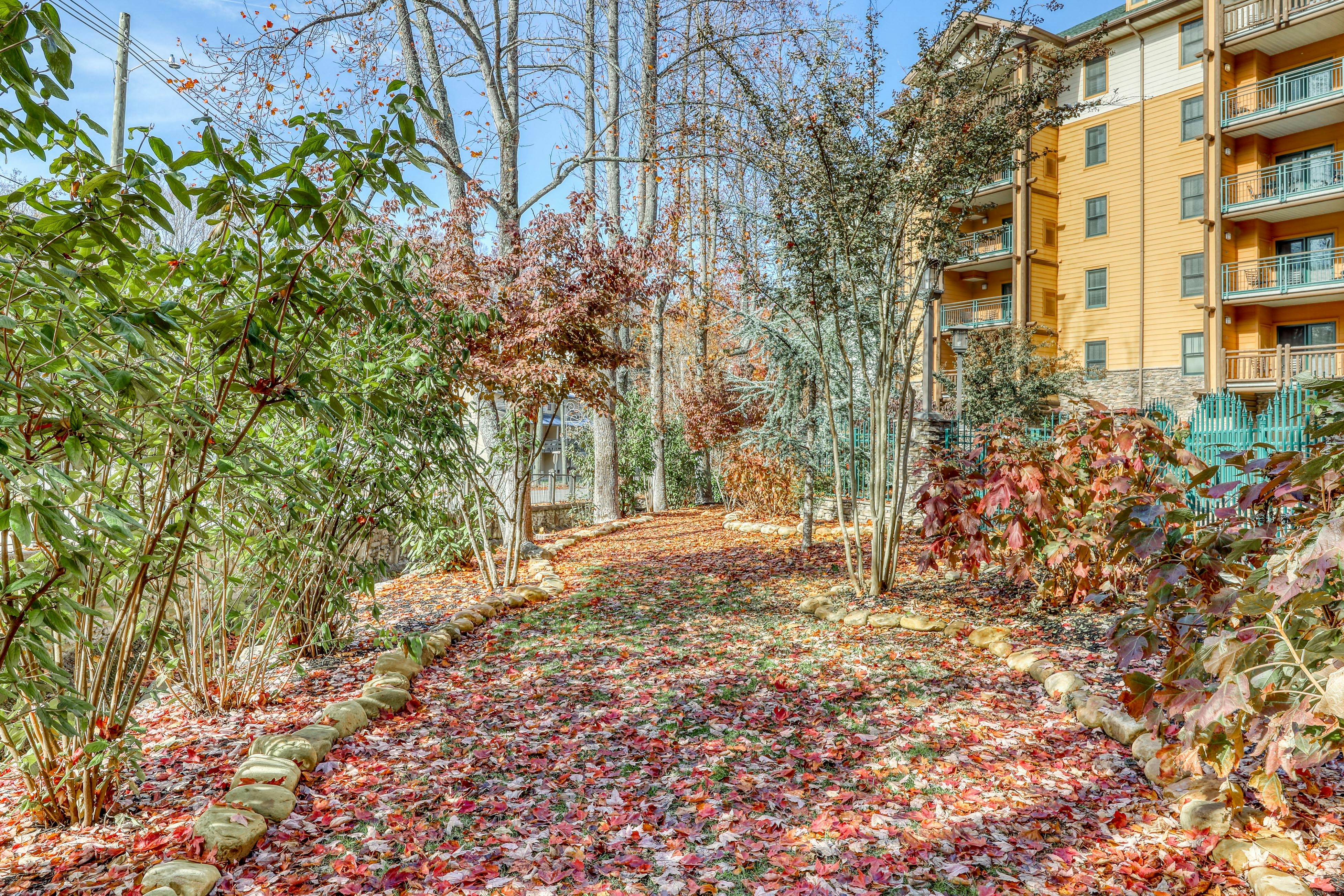 Luxury Condo Near Downtown, Sleep 6・Jetted Tub・Gym