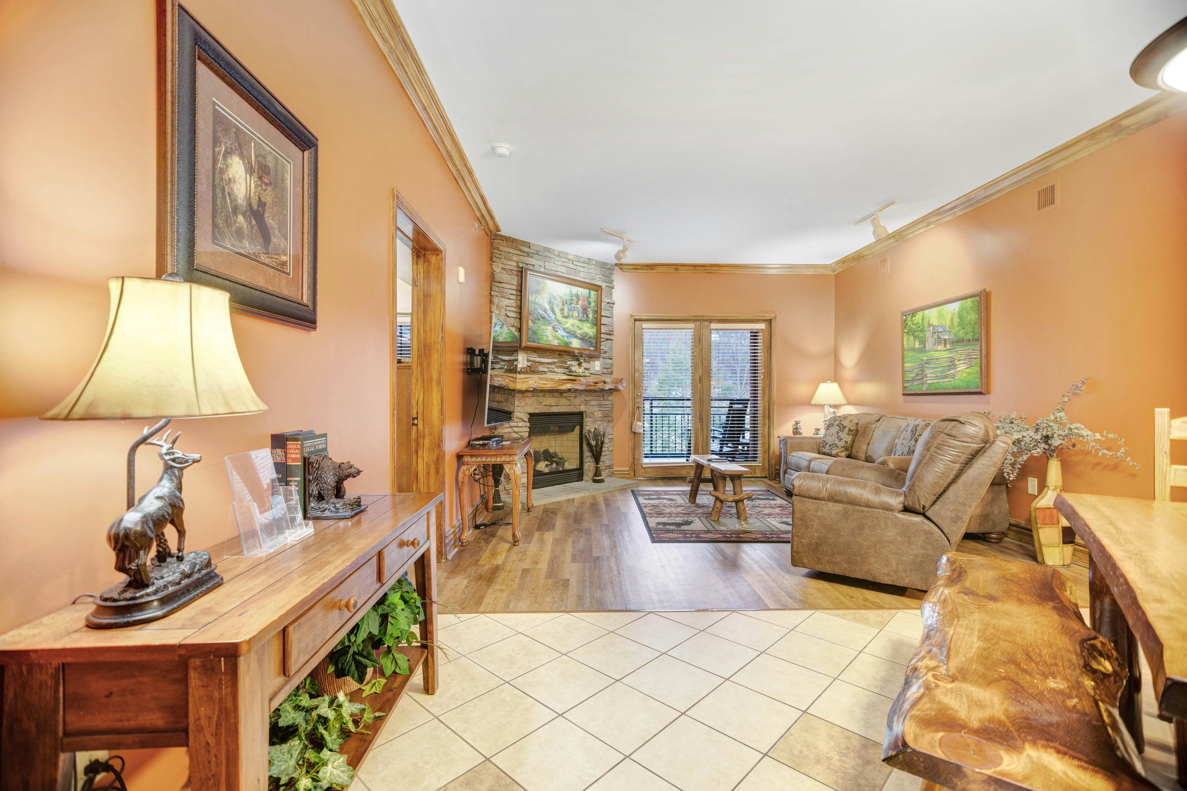 Elegant Downtown Condo, Sleeps 6・Jetted Tub・Gym