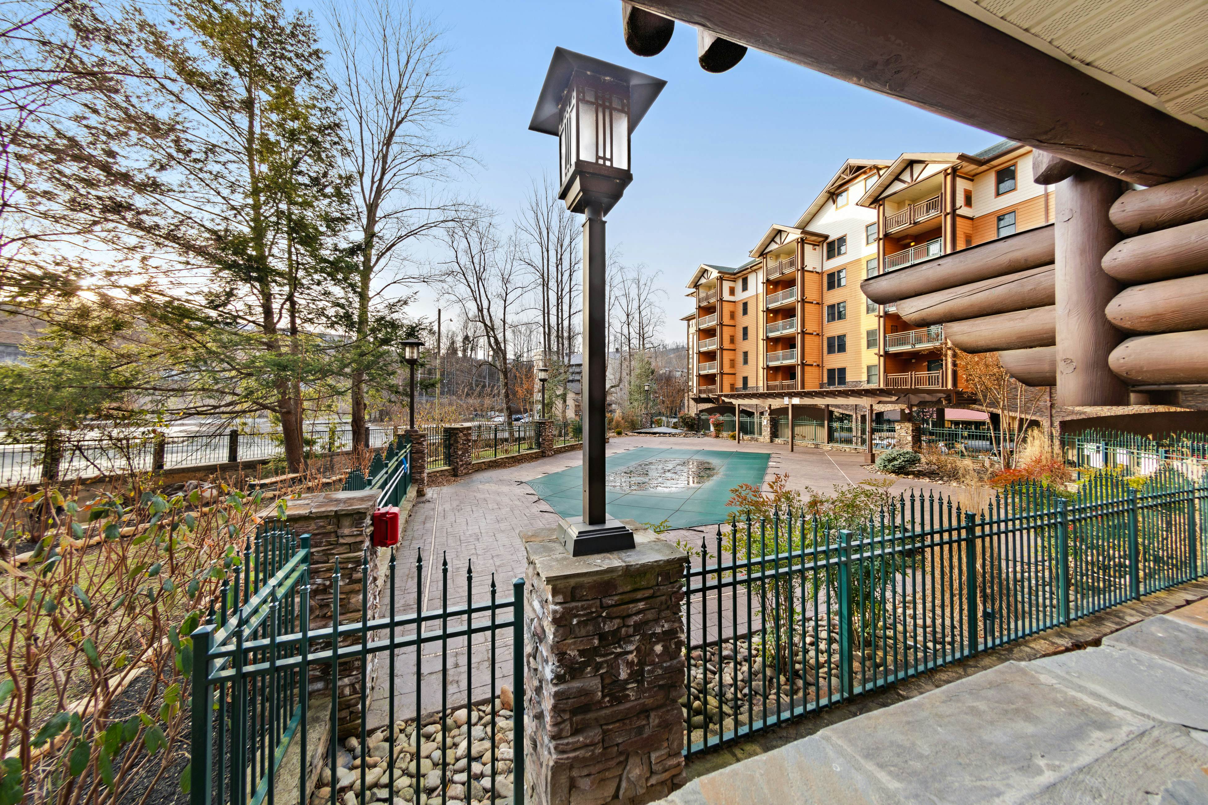 Elegant Downtown Condo, Sleeps 6・Jetted Tub・Gym