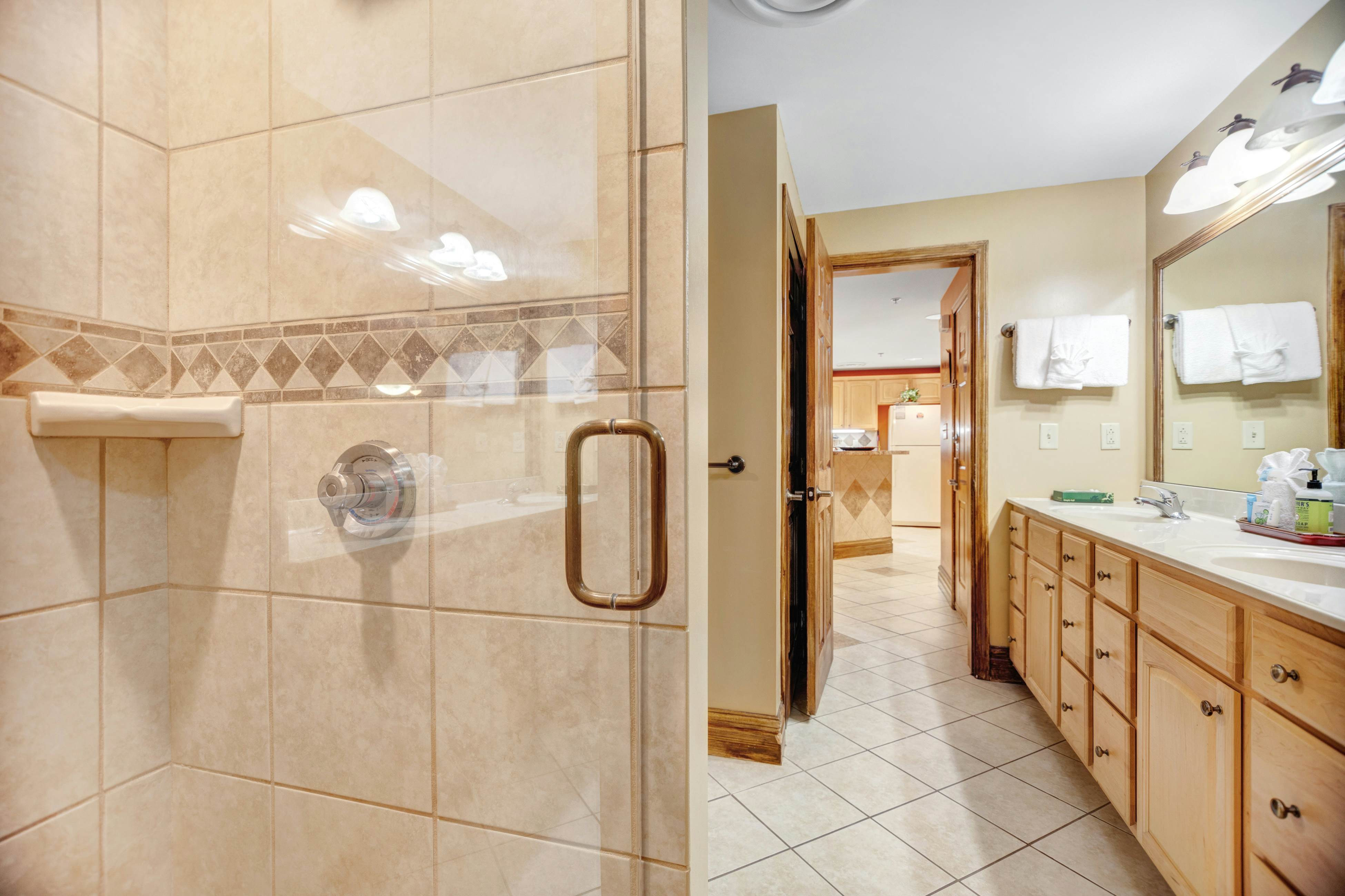 Elegant Downtown Condo, Sleeps 6・Jetted Tub・Gym