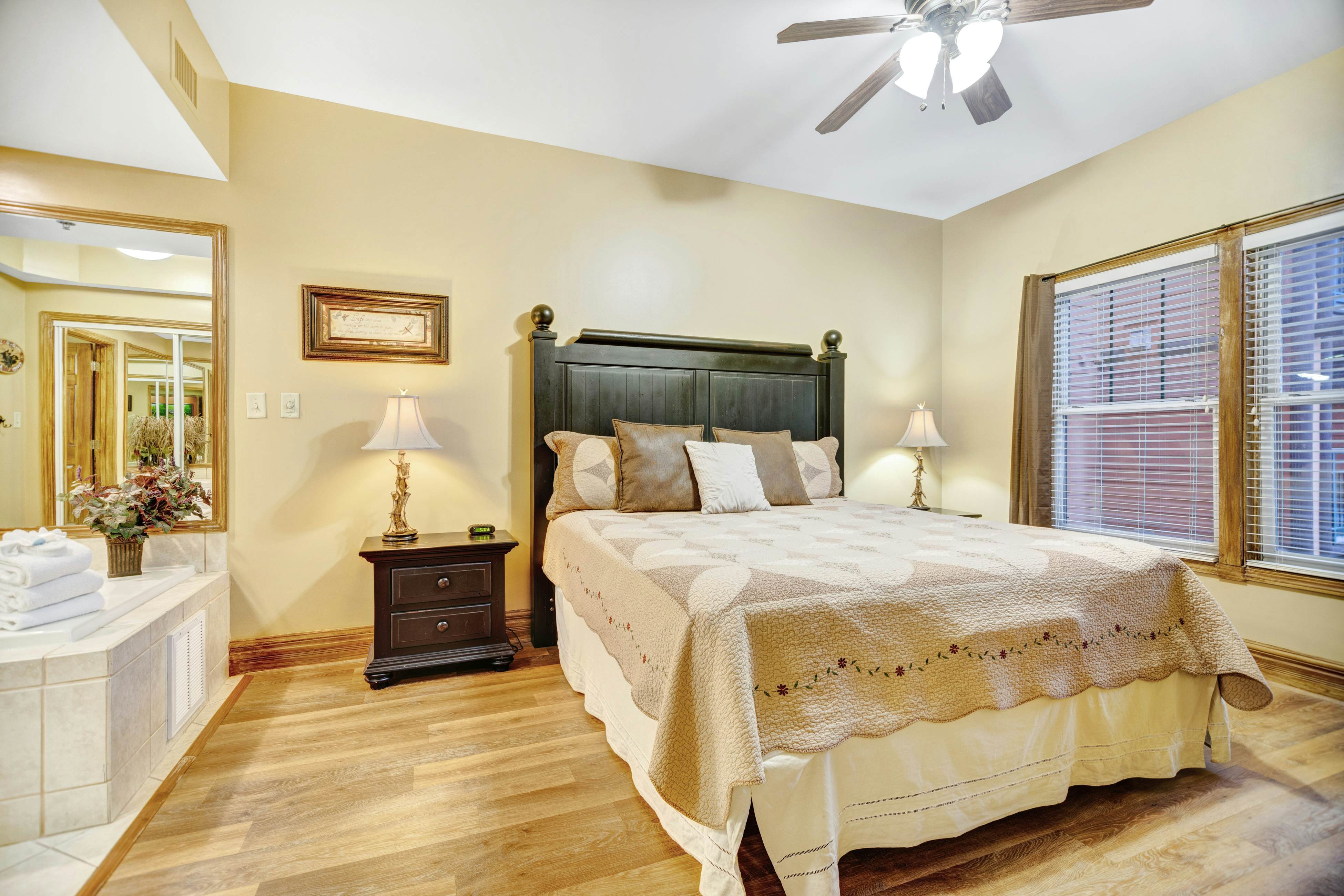 Elegant Downtown Condo, Sleeps 6・Jetted Tub・Gym