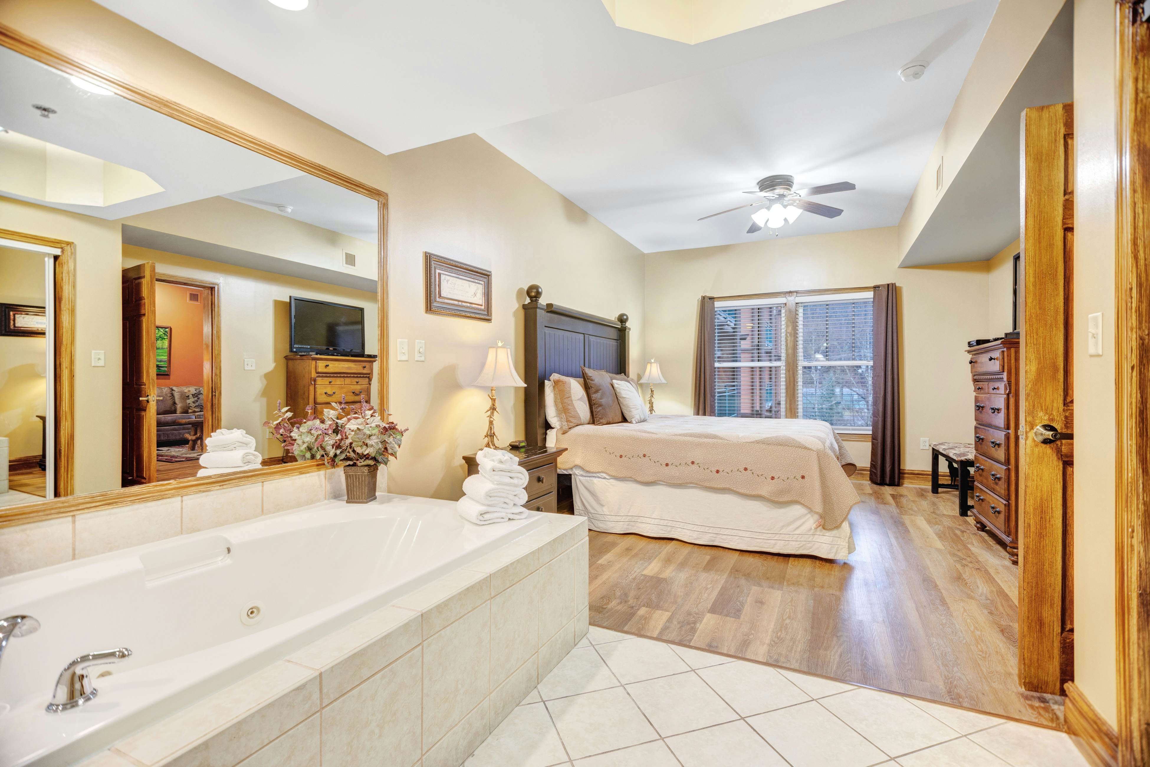 Elegant Downtown Condo, Sleeps 6・Jetted Tub・Gym