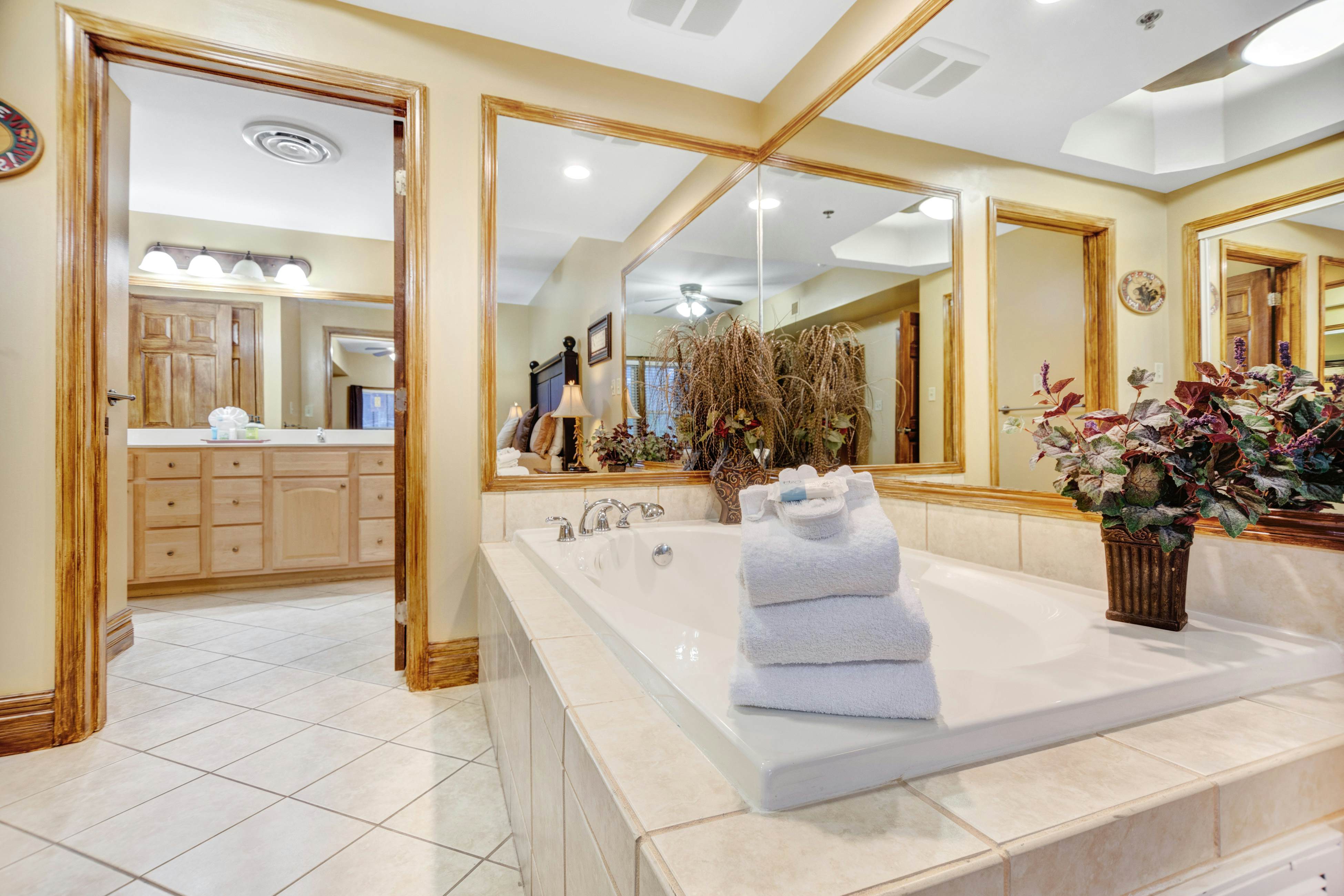 Elegant Downtown Condo, Sleeps 6・Jetted Tub・Gym