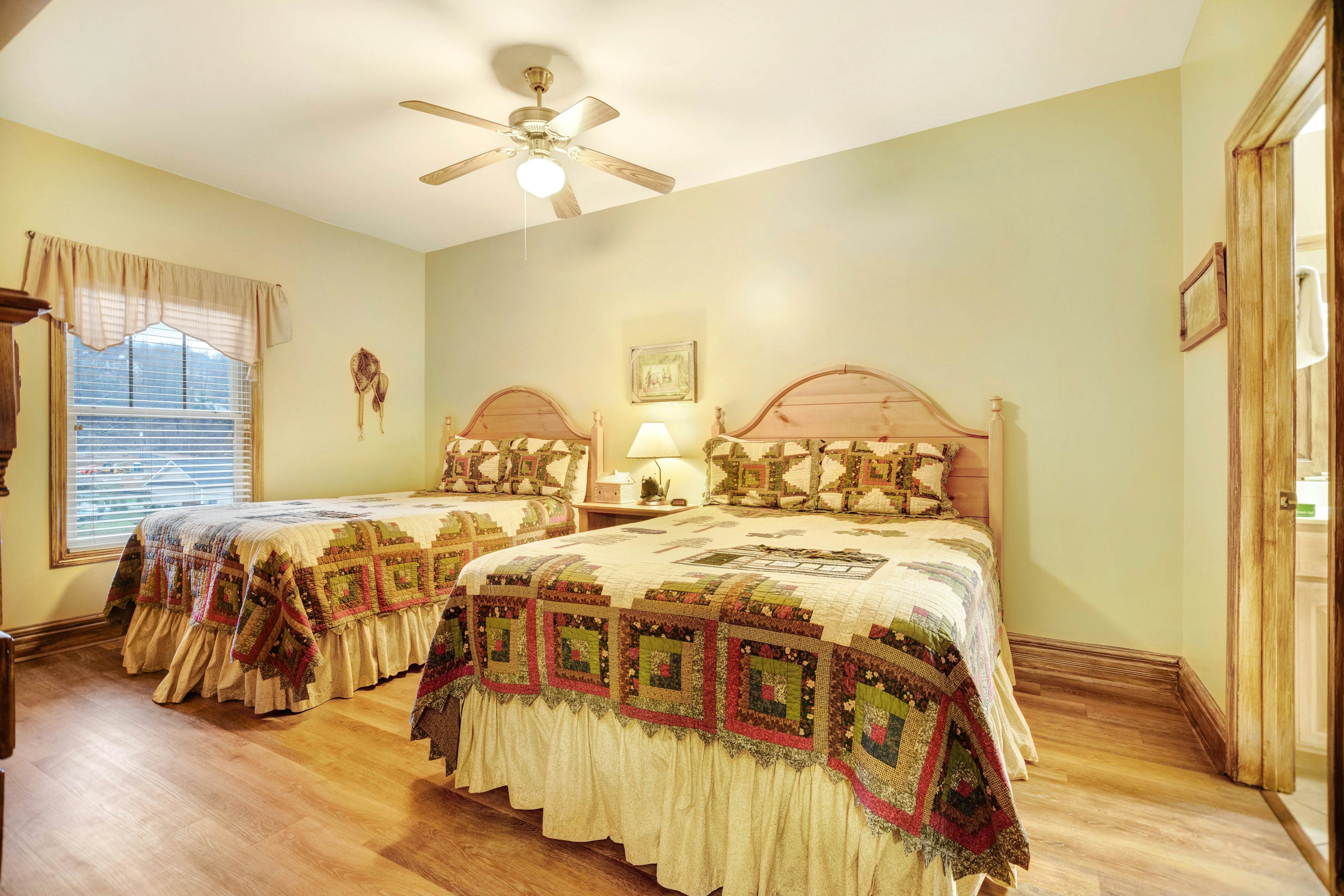 Elegant Downtown Condo, Sleeps 6・Jetted Tub・Gym