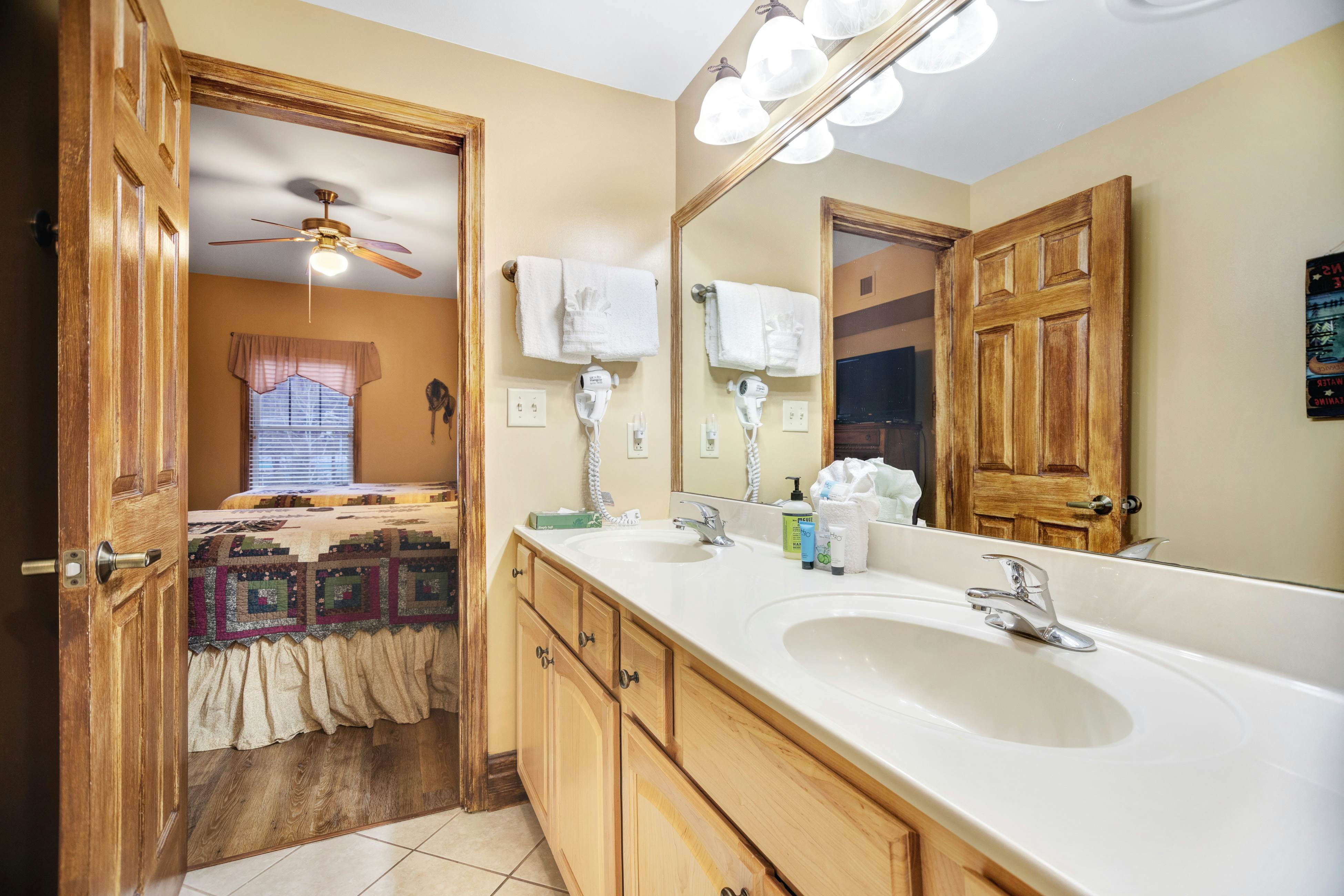 Elegant Downtown Condo, Sleeps 6・Jetted Tub・Gym