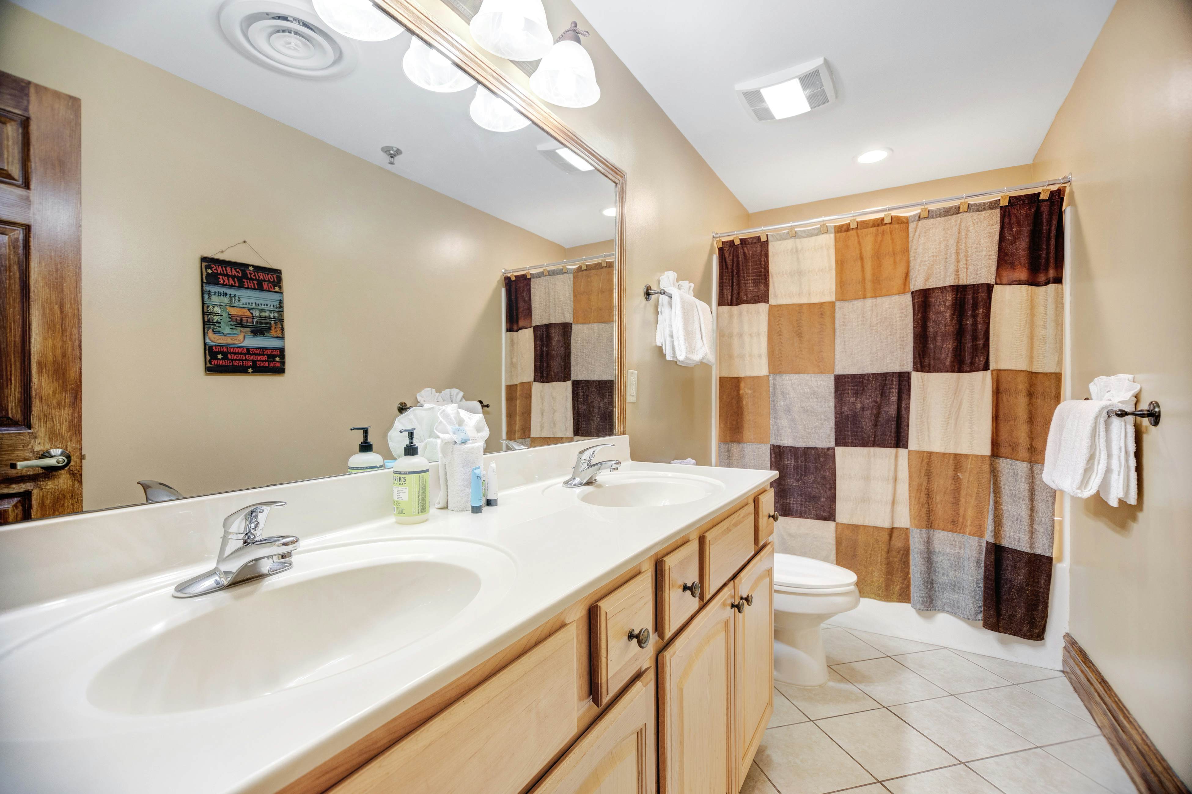 Elegant Downtown Condo, Sleeps 6・Jetted Tub・Gym