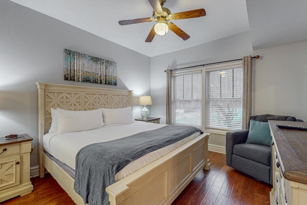 Polished Downtown Condo, Sleeps 6・Jetted Tub・Gym