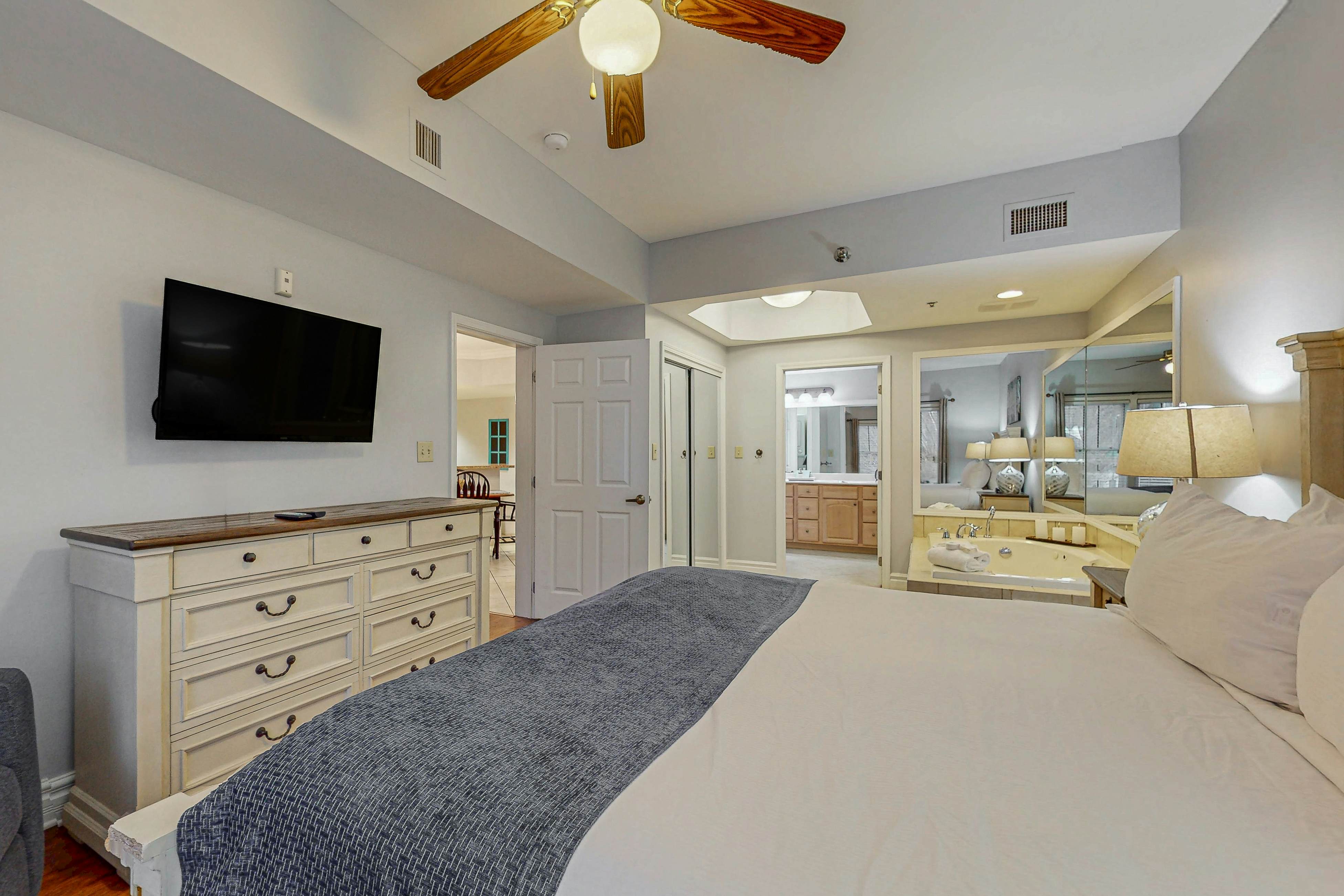 Polished Downtown Condo, Sleeps 6・Jetted Tub・Gym