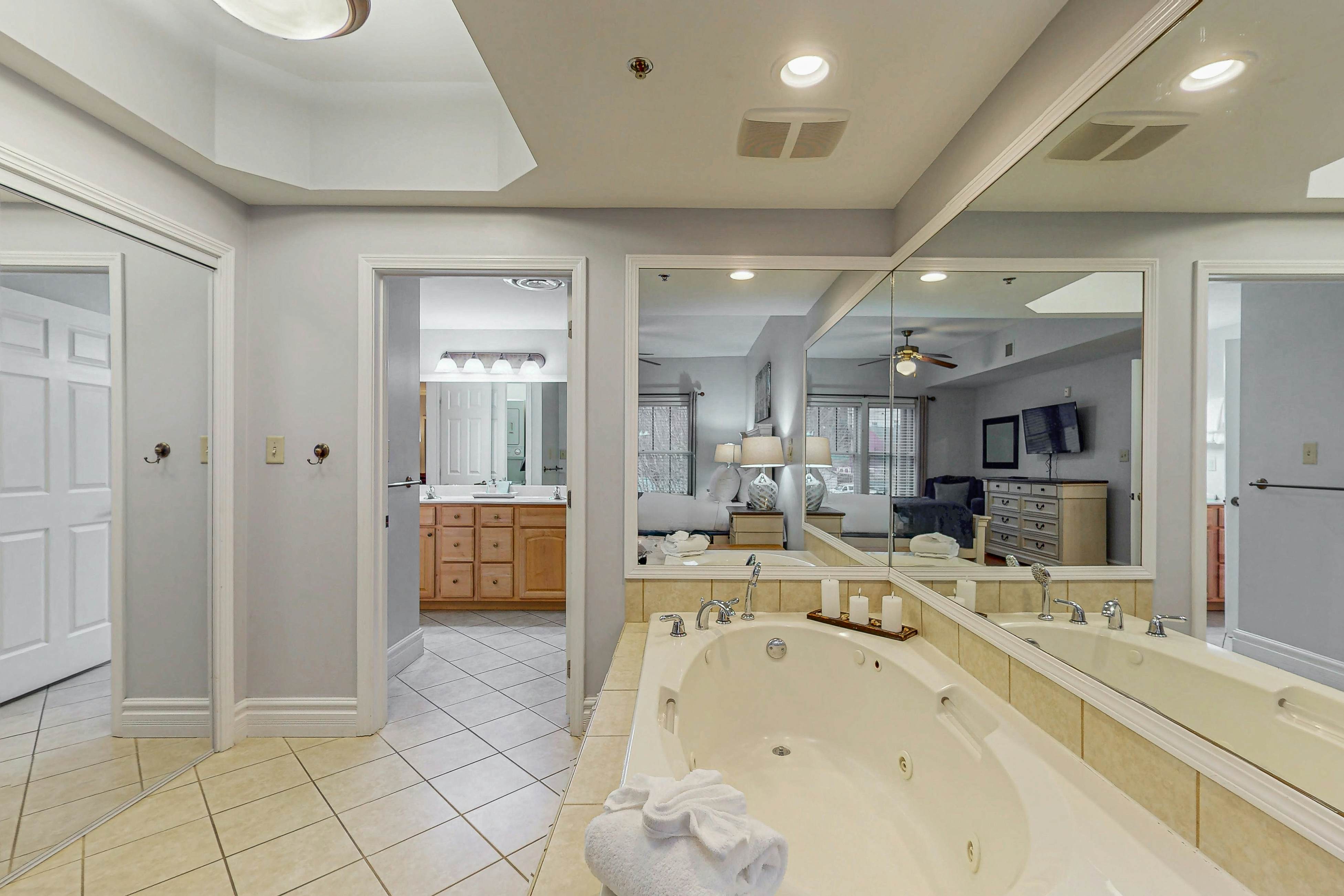 Polished Downtown Condo, Sleeps 6・Jetted Tub・Gym