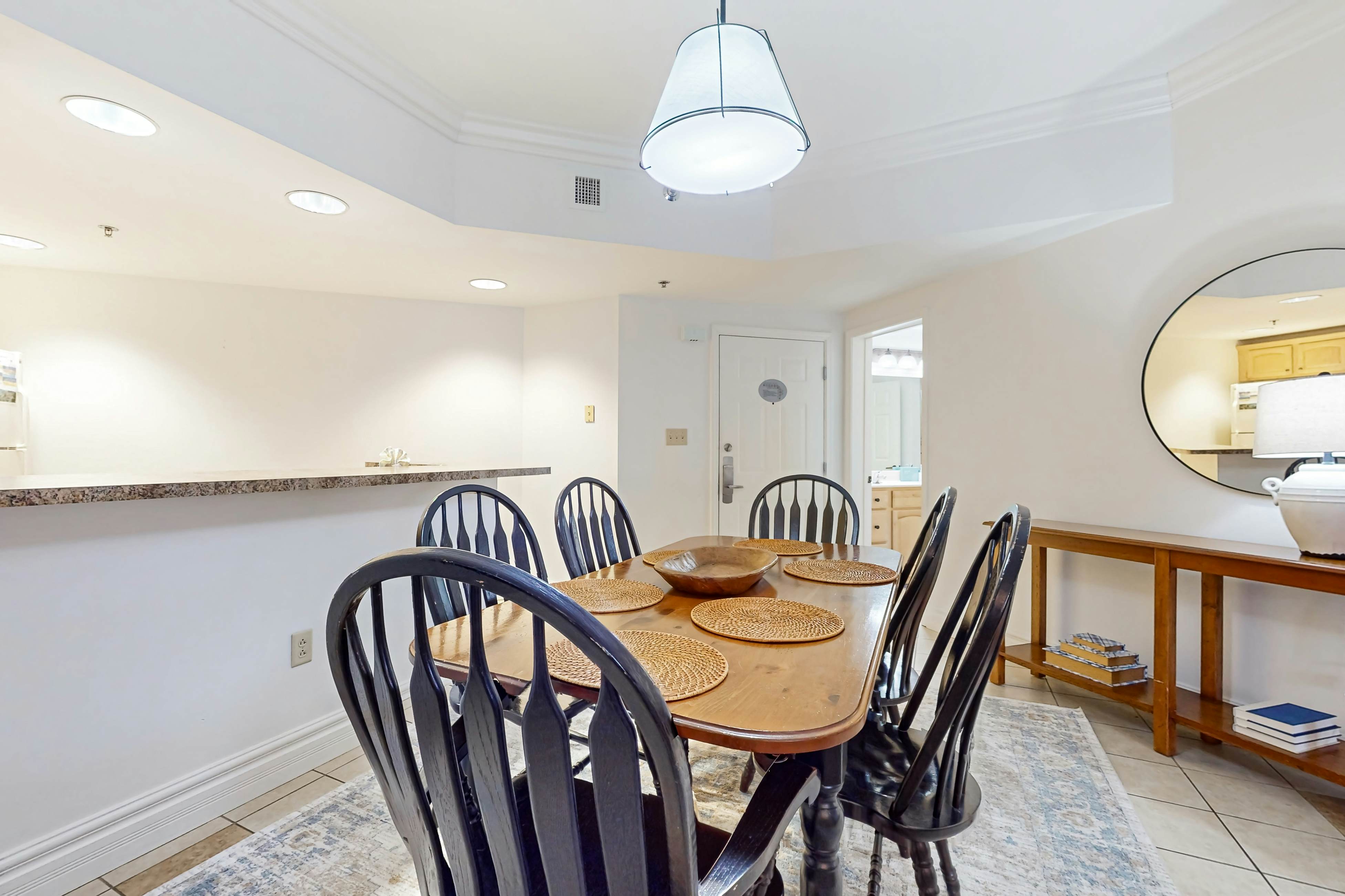 Perfectly Located Condo, Sleeps 6・Jetted Tub・Gym