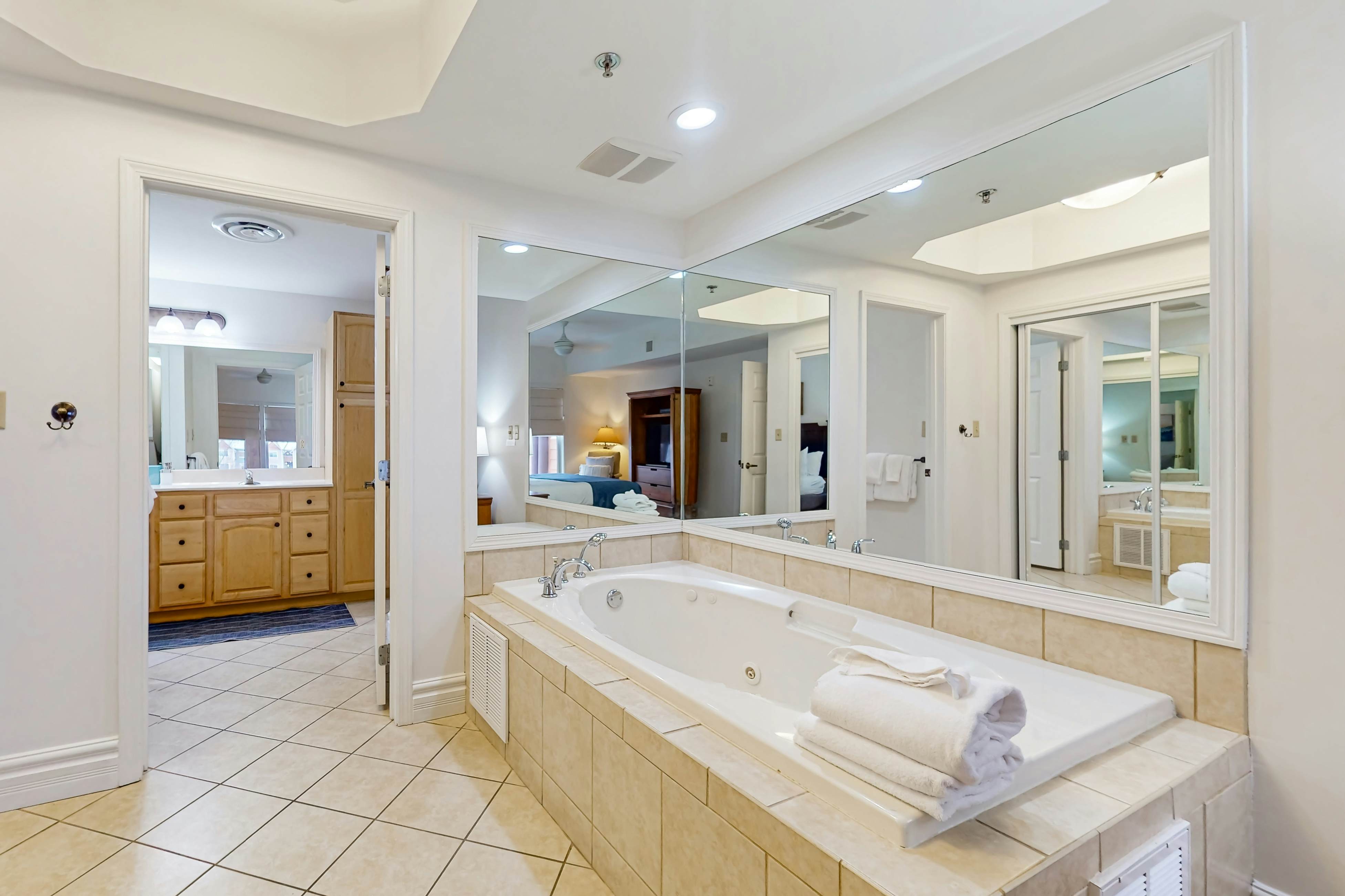 Perfectly Located Condo, Sleeps 6・Jetted Tub・Gym