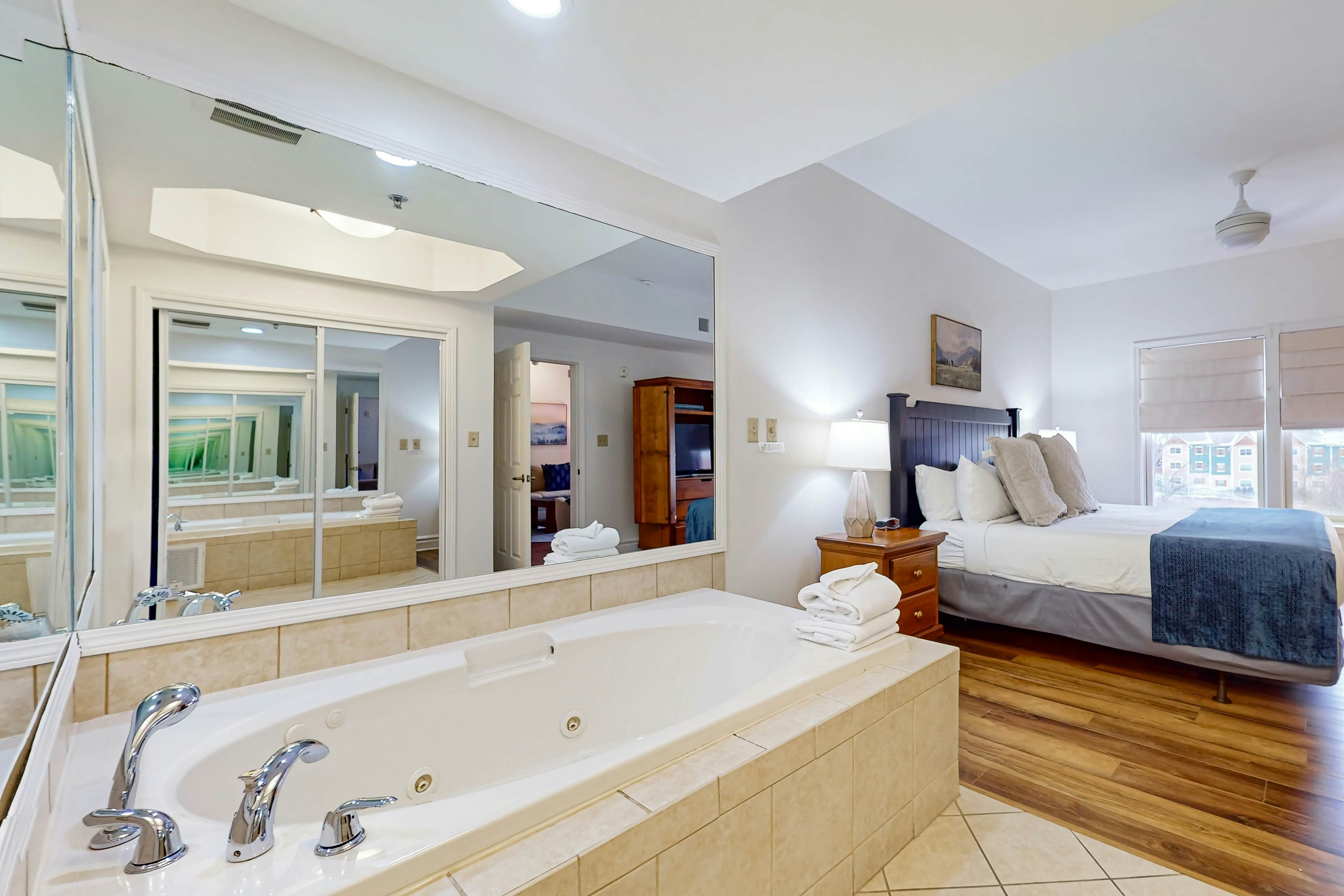Perfectly Located Condo, Sleeps 6・Jetted Tub・Gym