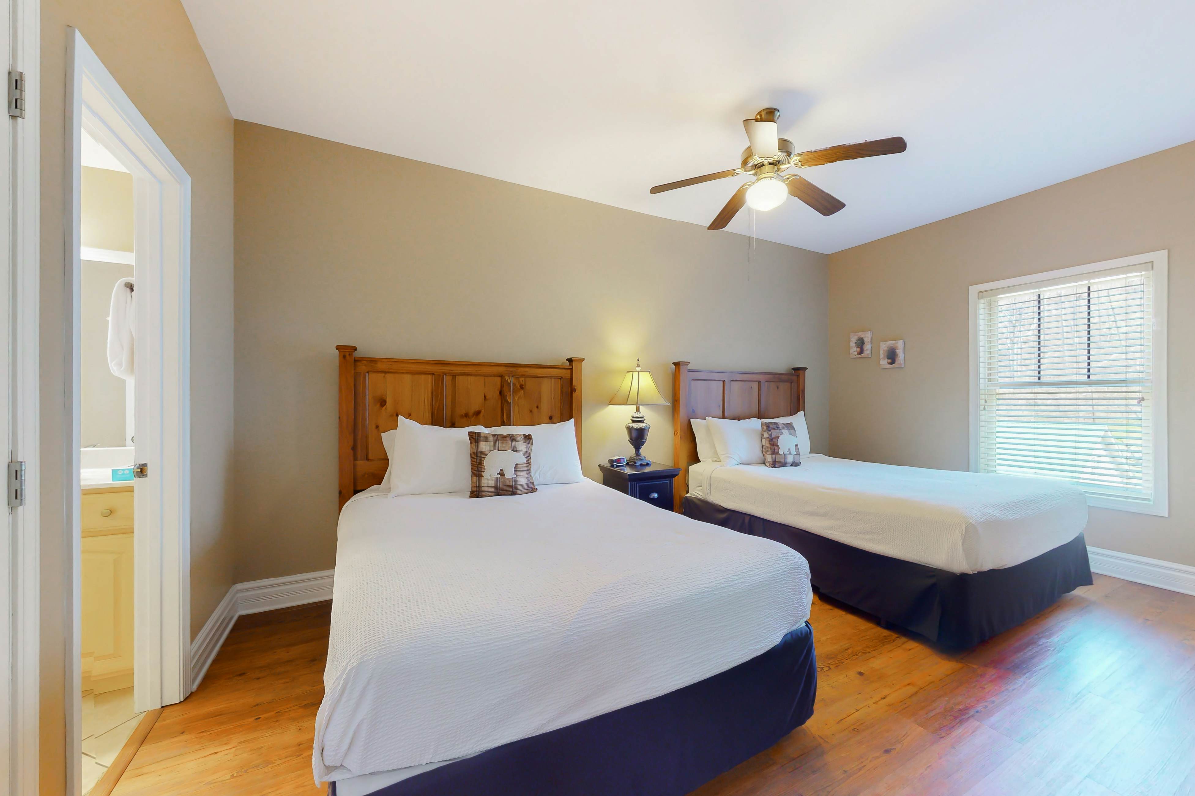 Welcoming Condo W Jetted Tub, Sleeps 6・Fireplace