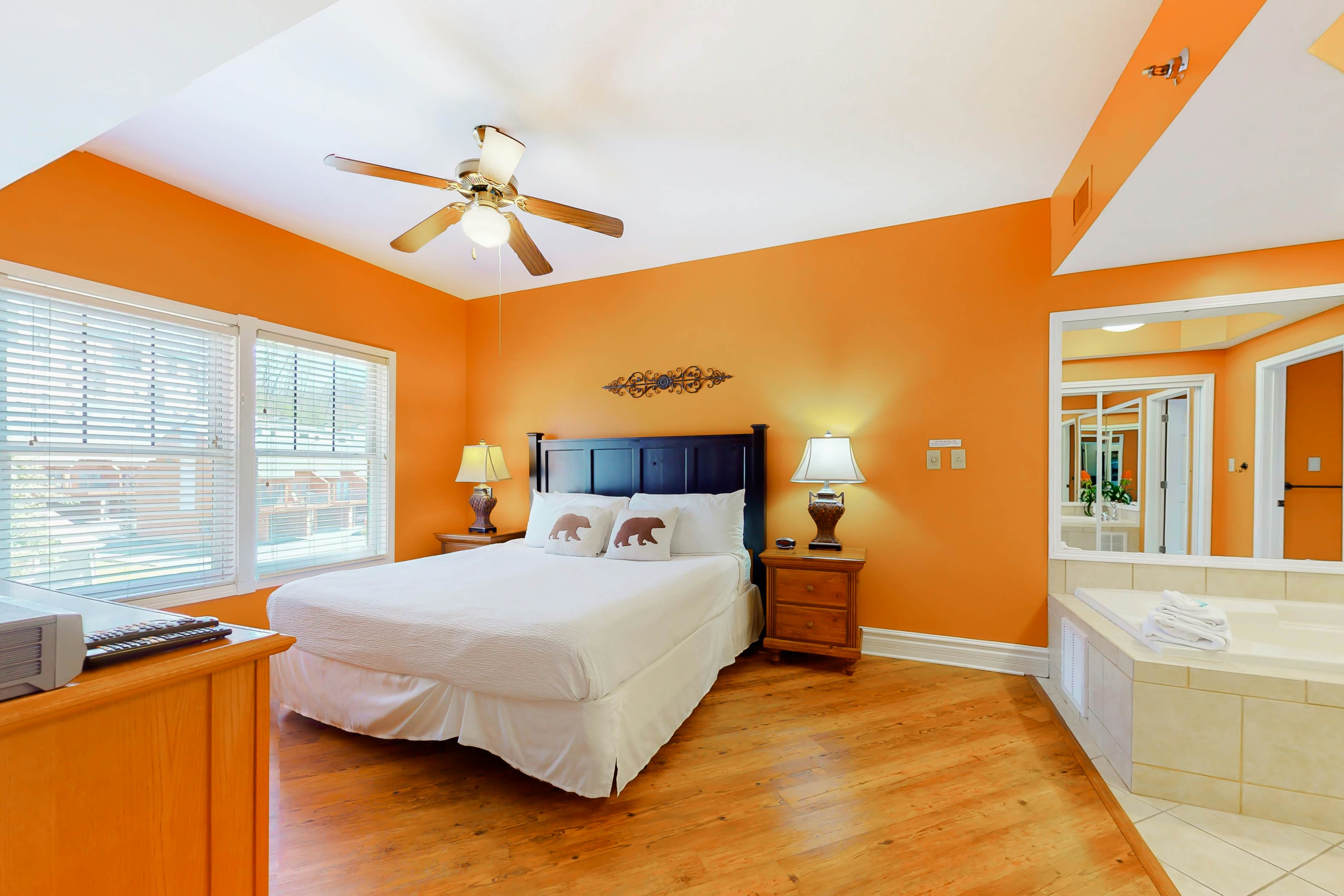 Welcoming Condo W Jetted Tub, Sleeps 6・Fireplace