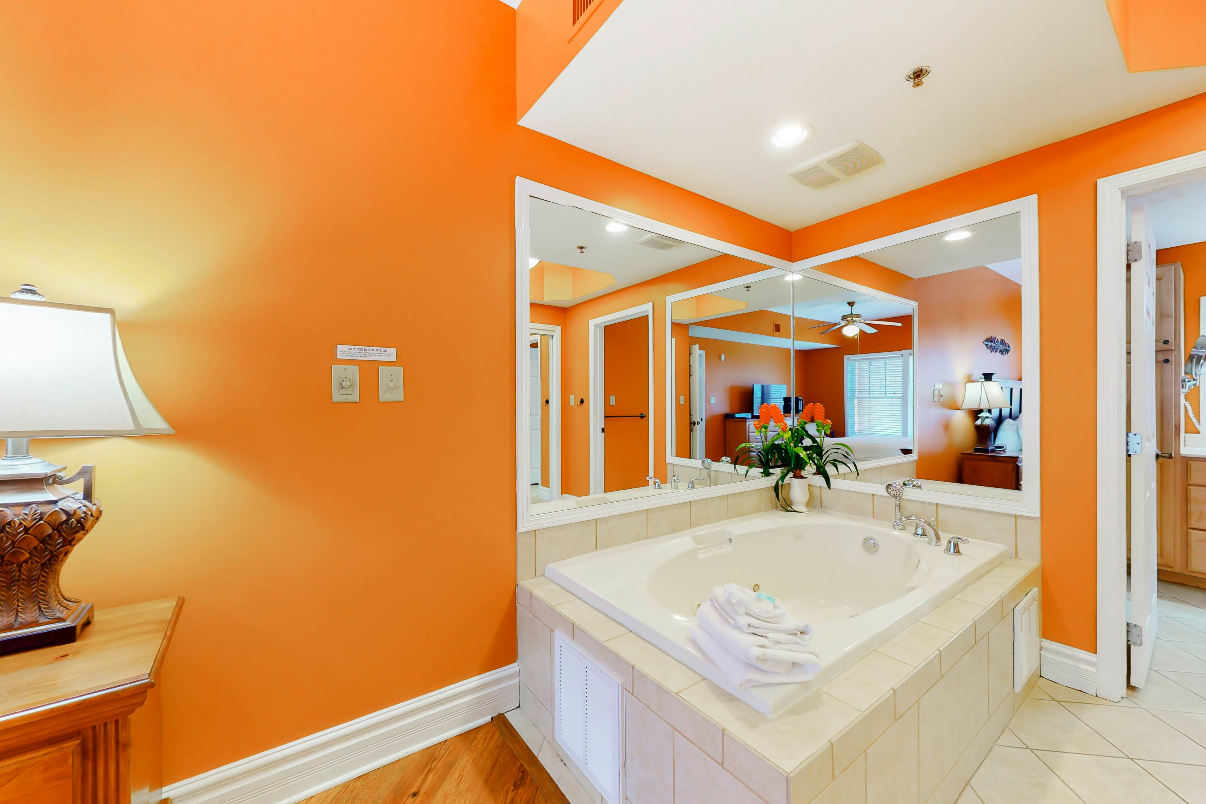 Welcoming Condo W Jetted Tub, Sleeps 6・Fireplace