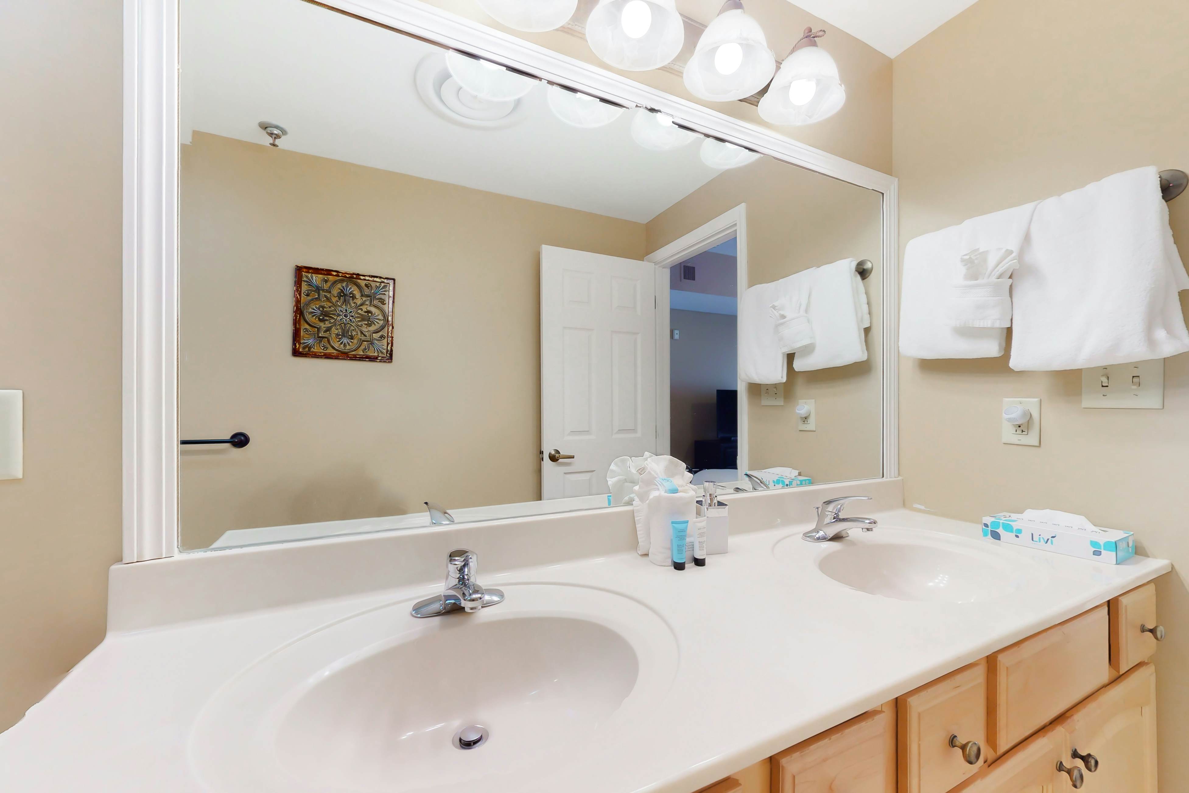 Welcoming Condo W Jetted Tub, Sleeps 6・Fireplace