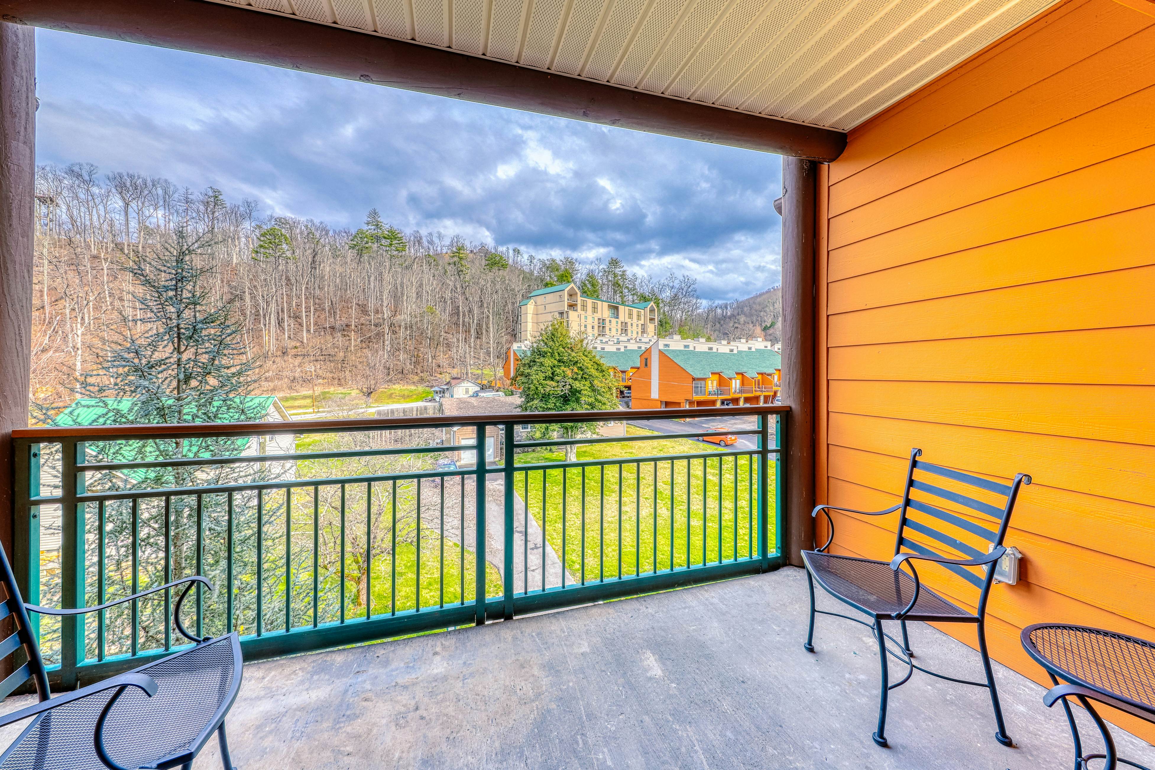 Welcoming Condo W Jetted Tub, Sleeps 6・Fireplace