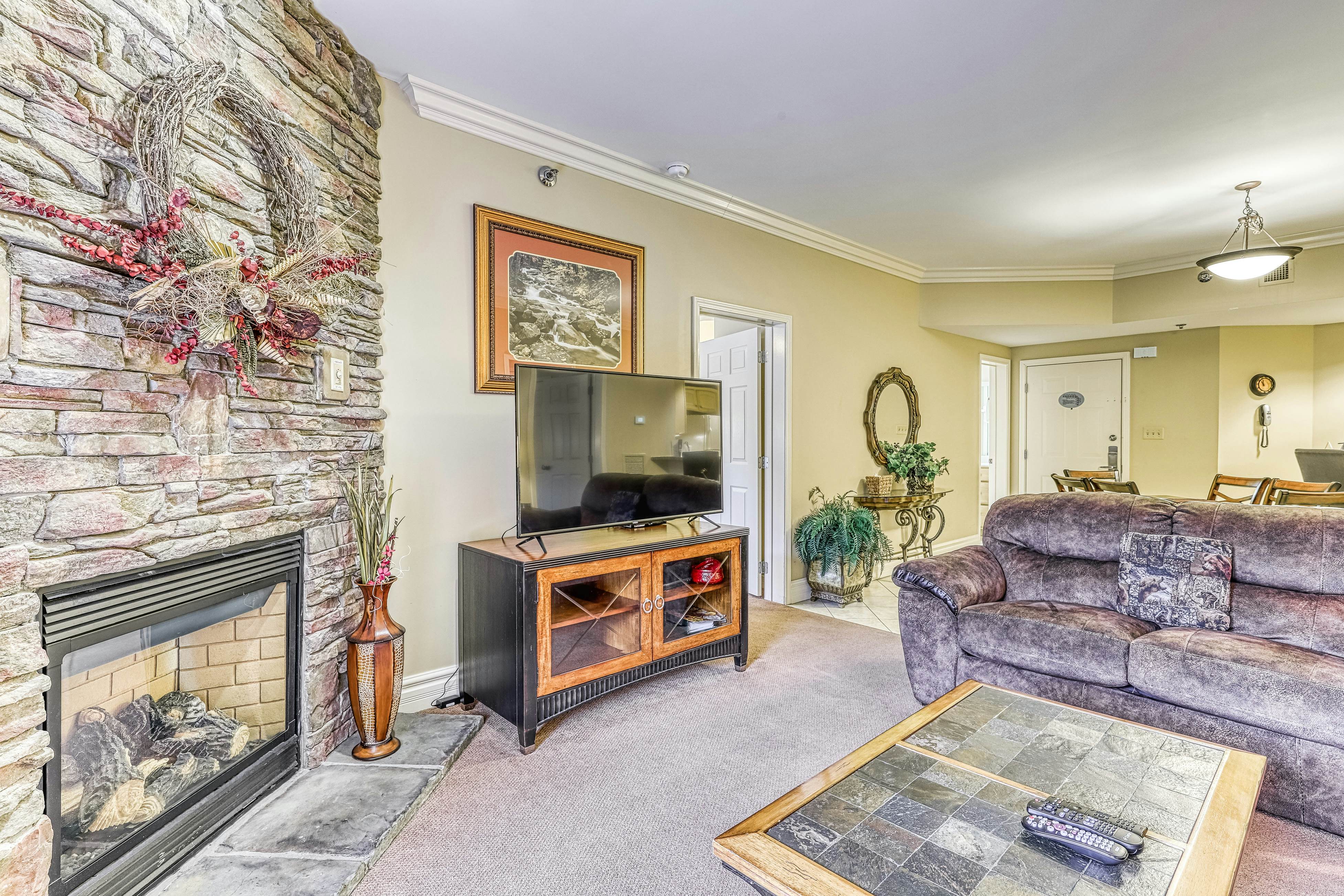 Spacious Luxe Condo, Sleeps 8・Near downtown・Tub