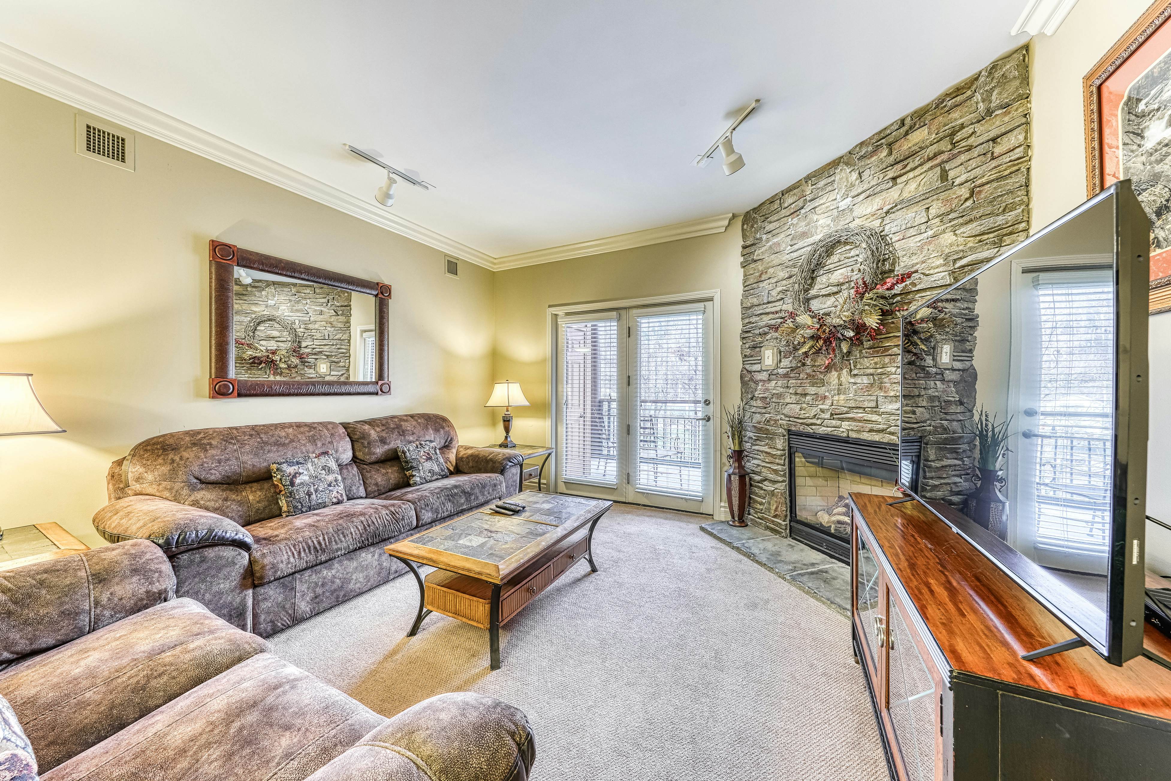 Spacious Luxe Condo, Sleeps 8・Near downtown・Tub