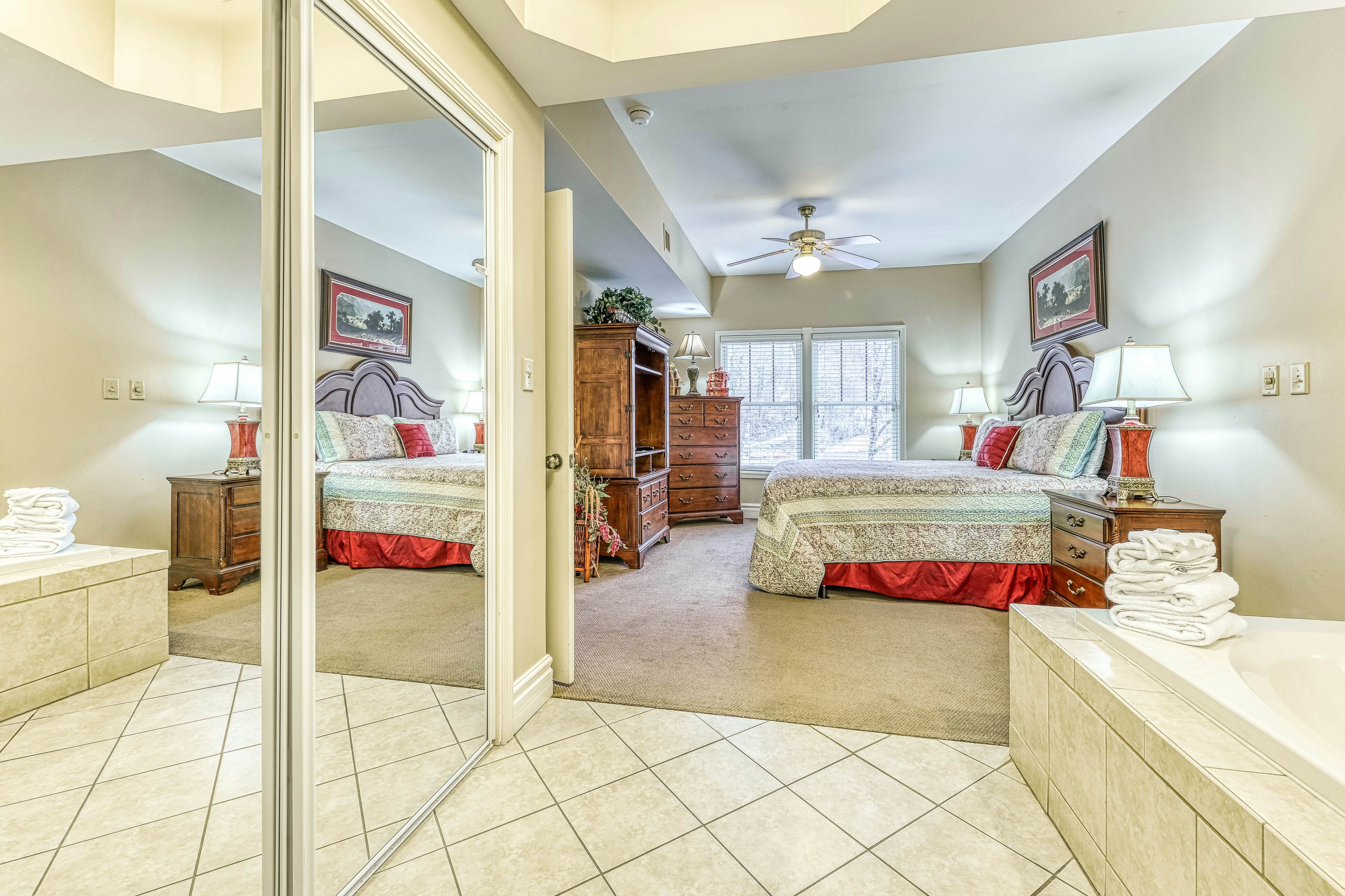 Spacious Luxe Condo, Sleeps 8・Near downtown・Tub