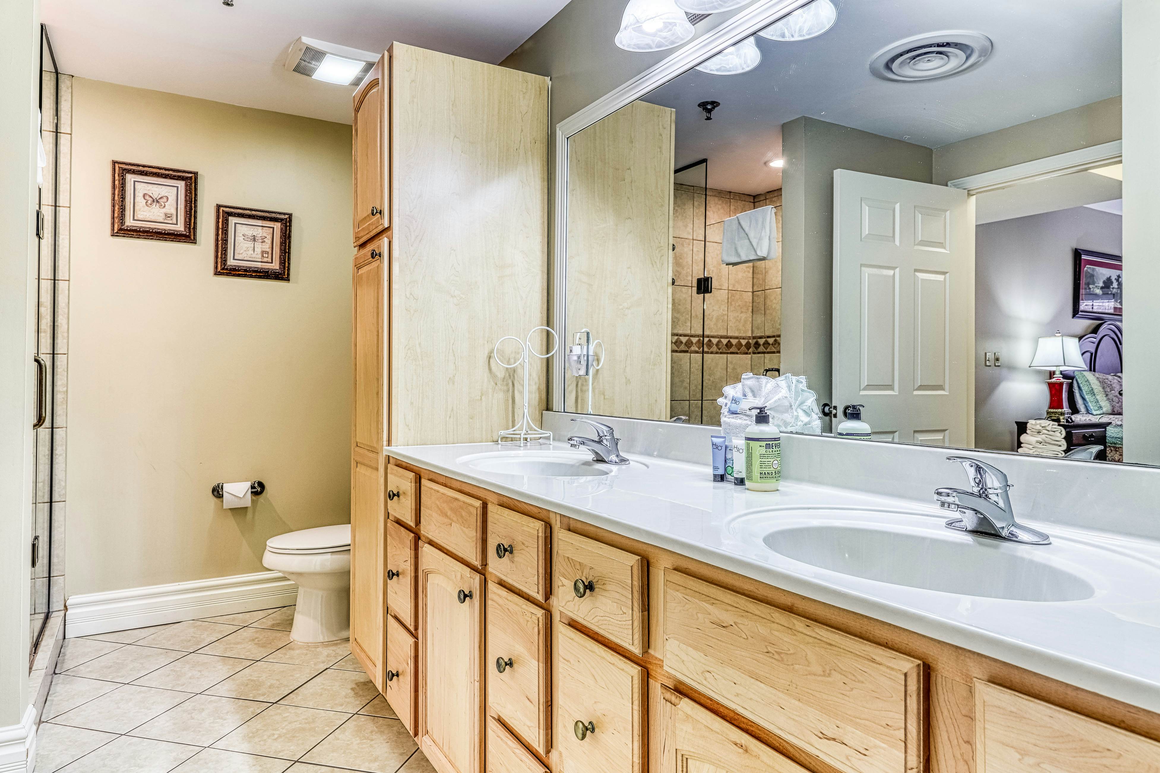 Spacious Luxe Condo, Sleeps 8・Near downtown・Tub