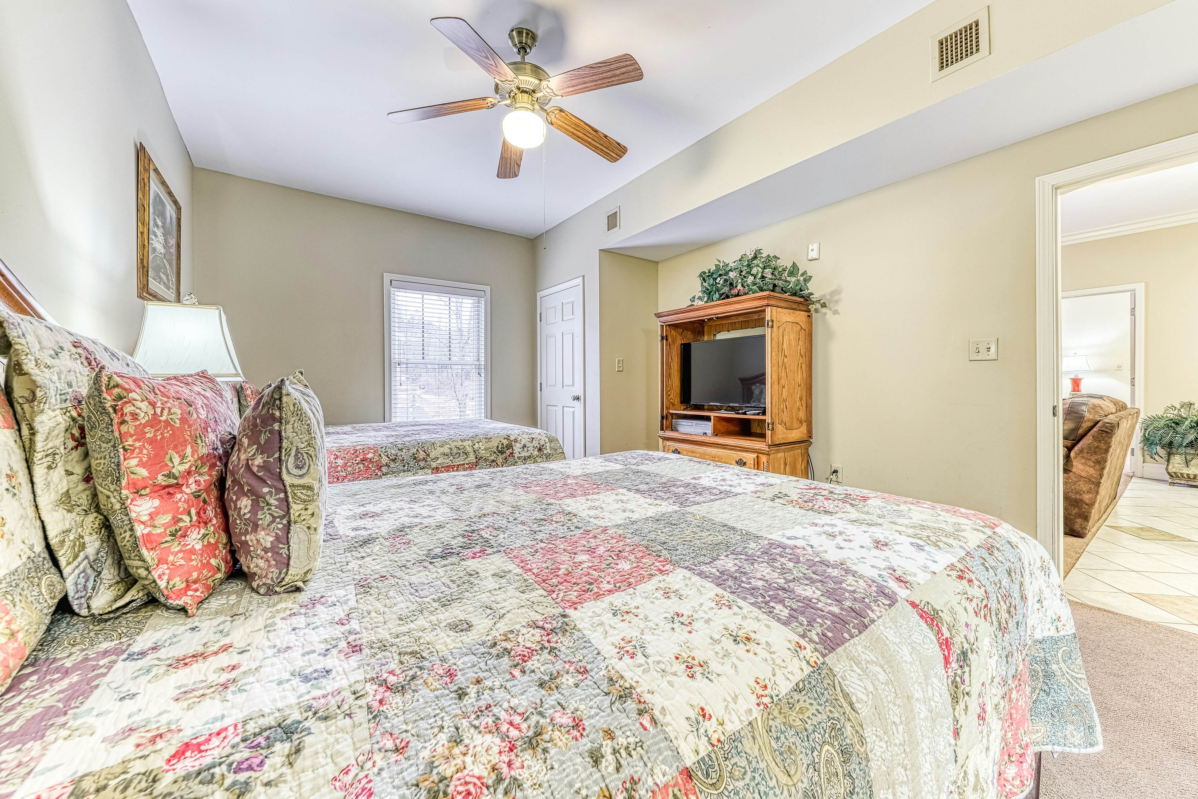 Spacious Luxe Condo, Sleeps 8・Near downtown・Tub