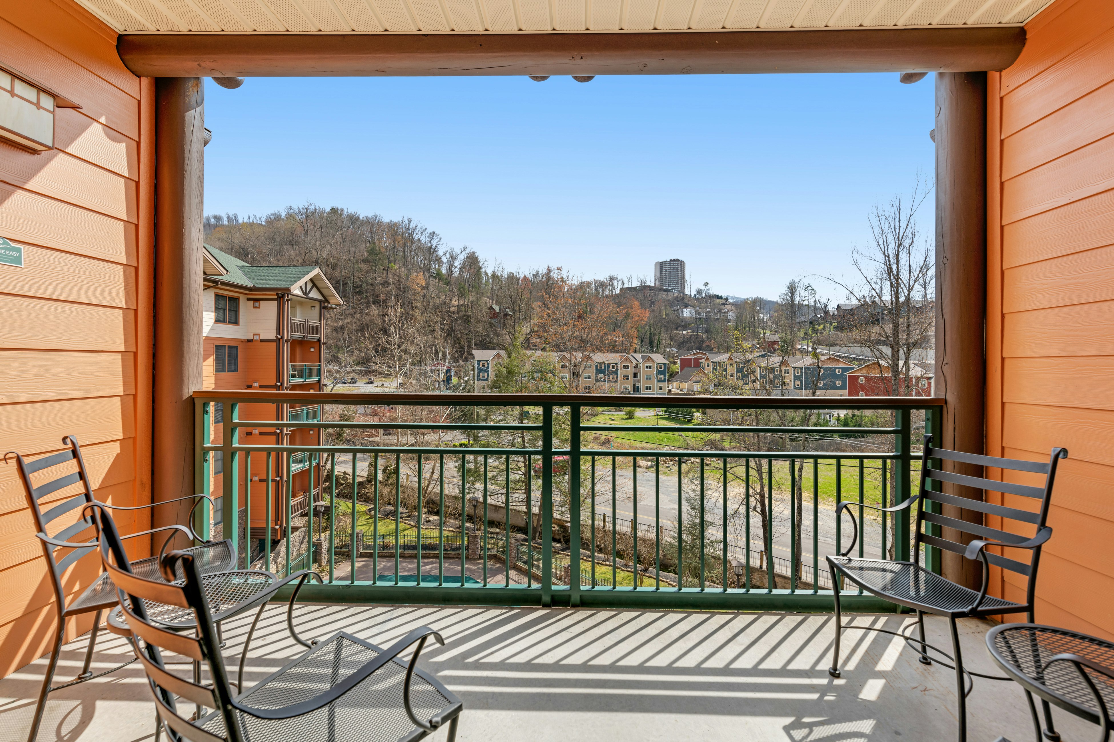 Comfy Condo Near Downtown, Sleeps 6・Jetted Tub・Gym