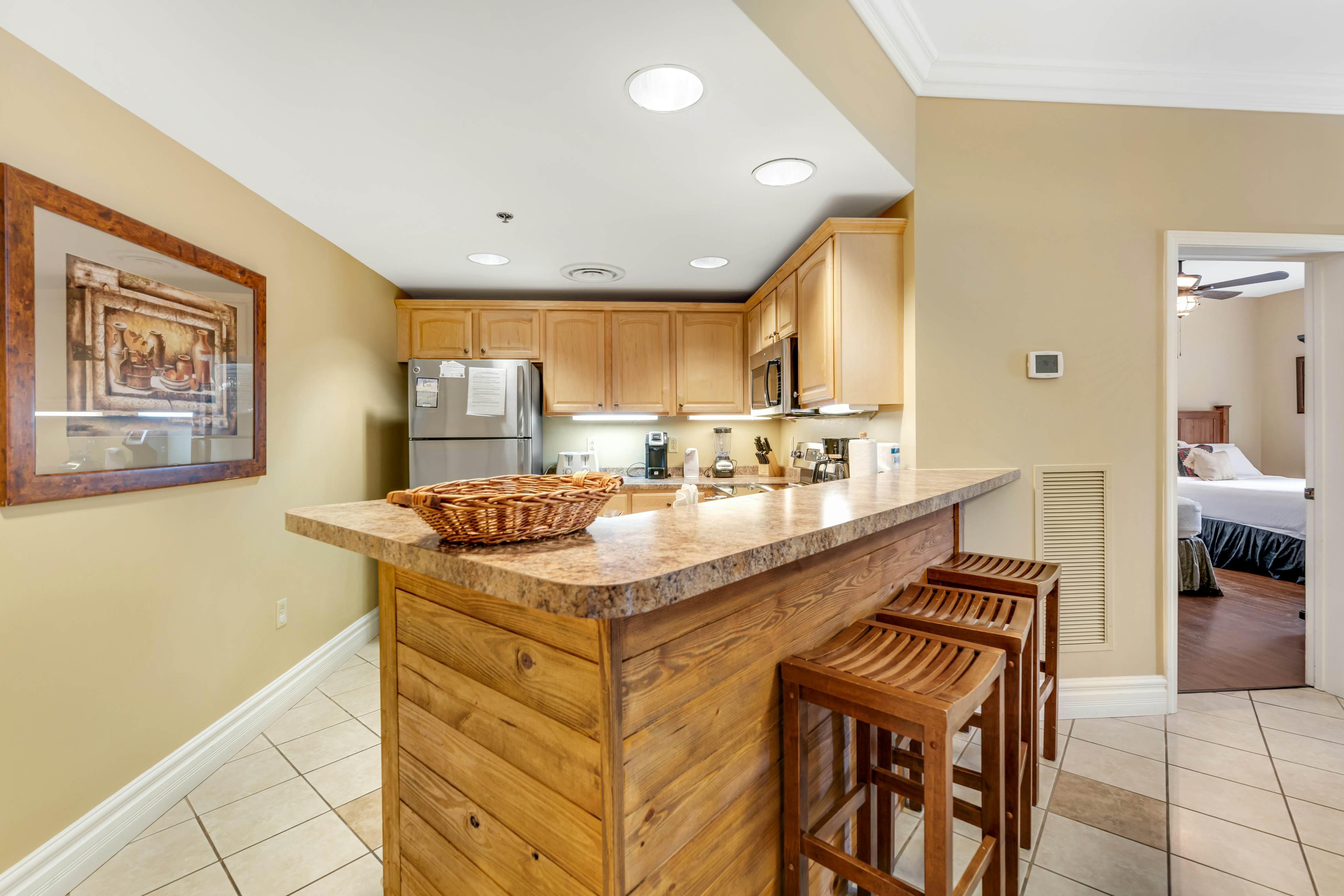 Comfy Condo Near Downtown, Sleeps 6・Jetted Tub・Gym