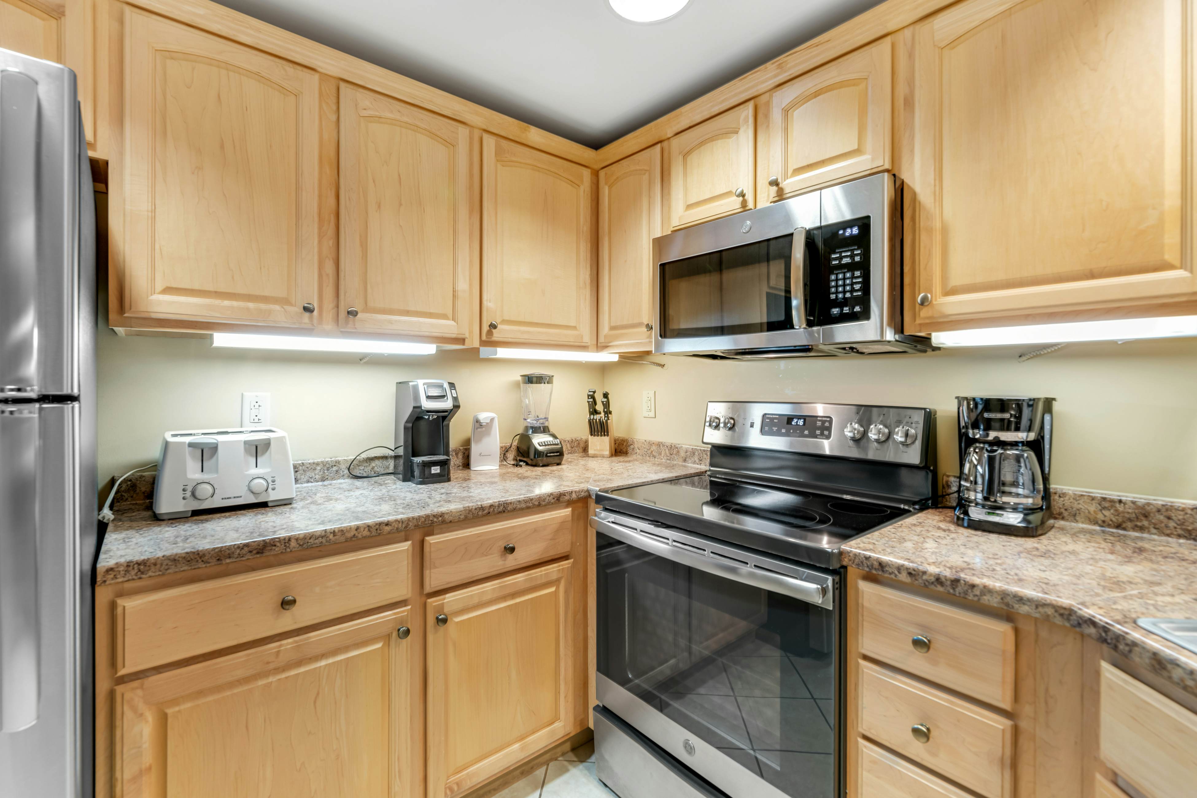 Comfy Condo Near Downtown, Sleeps 6・Jetted Tub・Gym