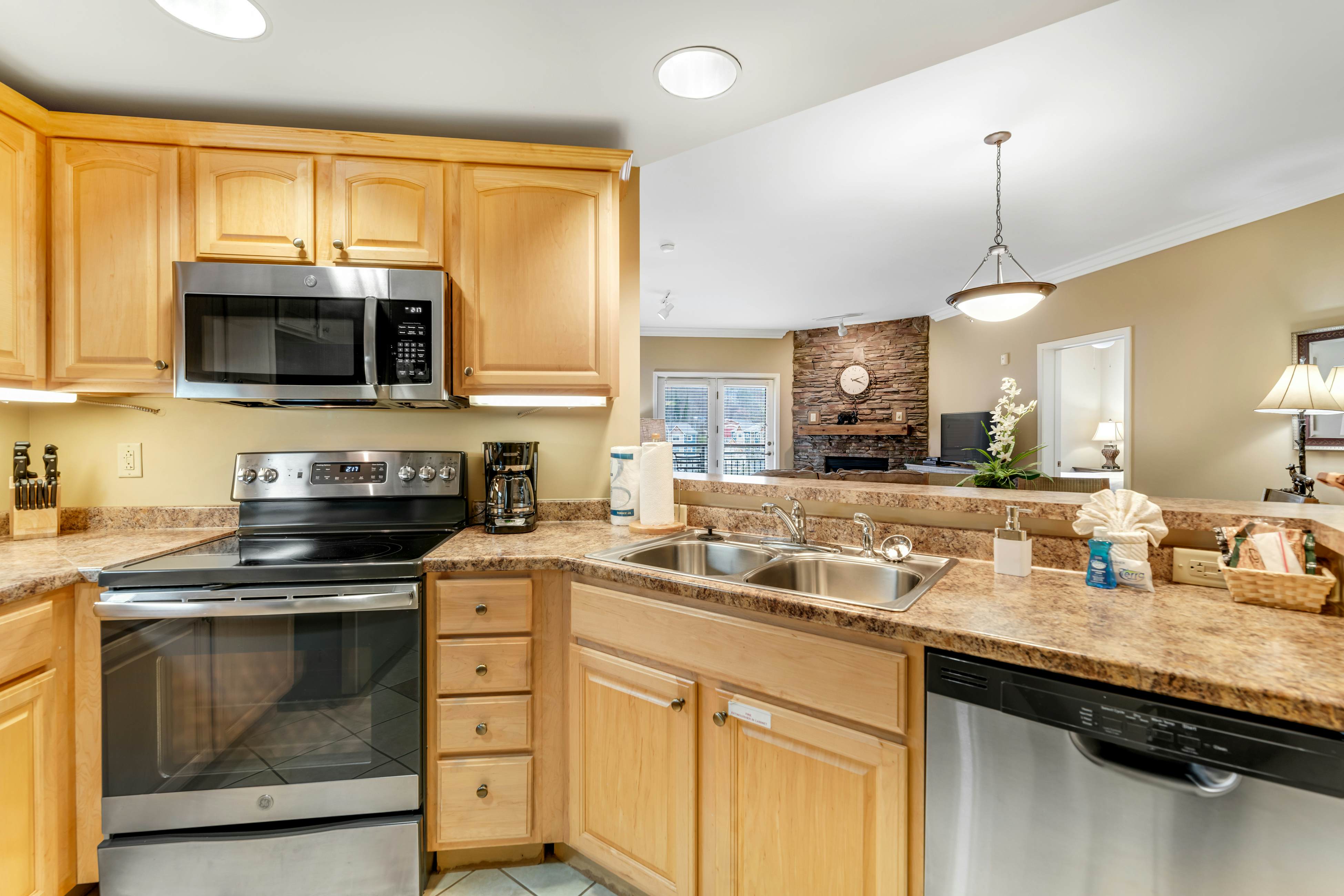 Comfy Condo Near Downtown, Sleeps 6・Jetted Tub・Gym