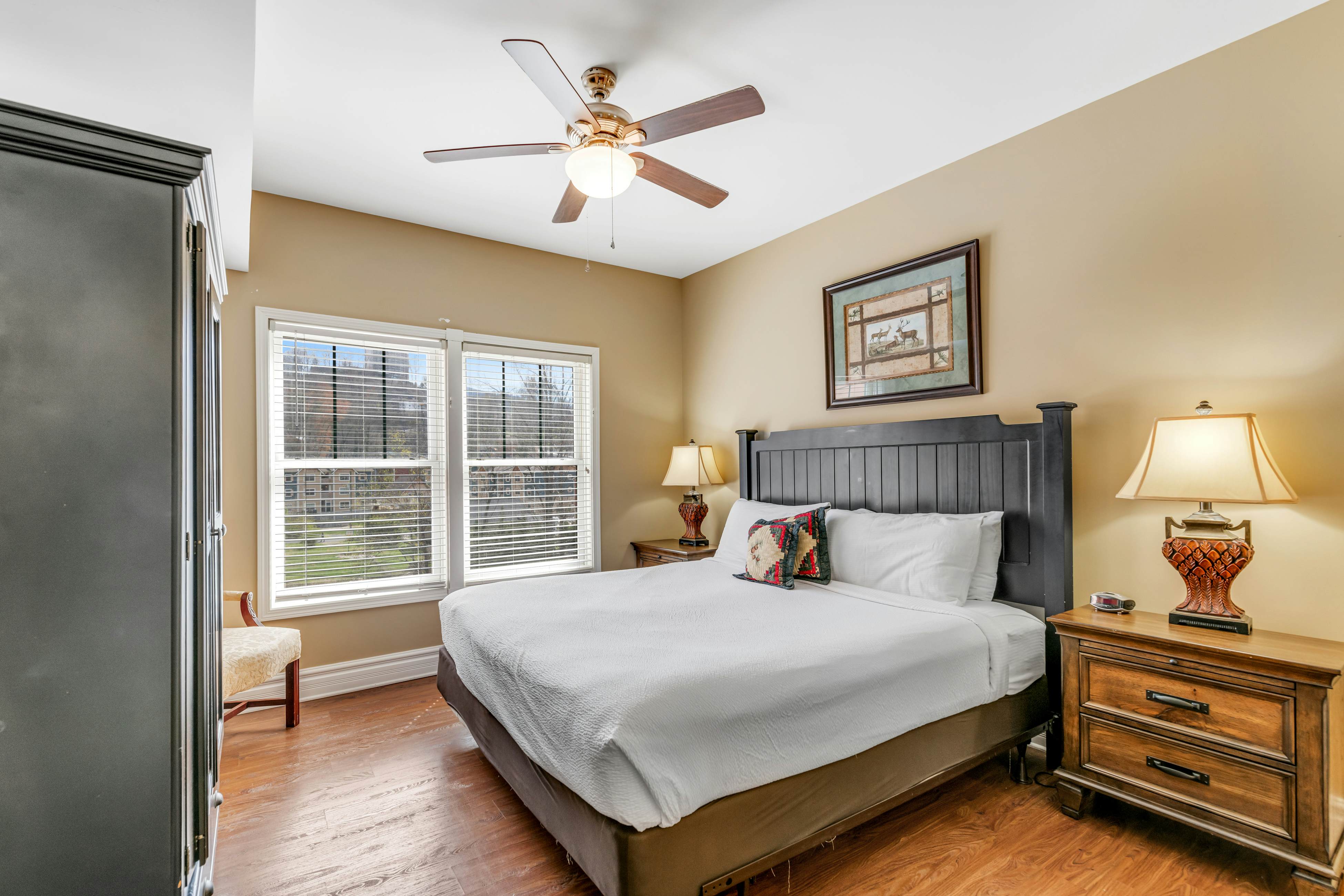 Comfy Condo Near Downtown, Sleeps 6・Jetted Tub・Gym