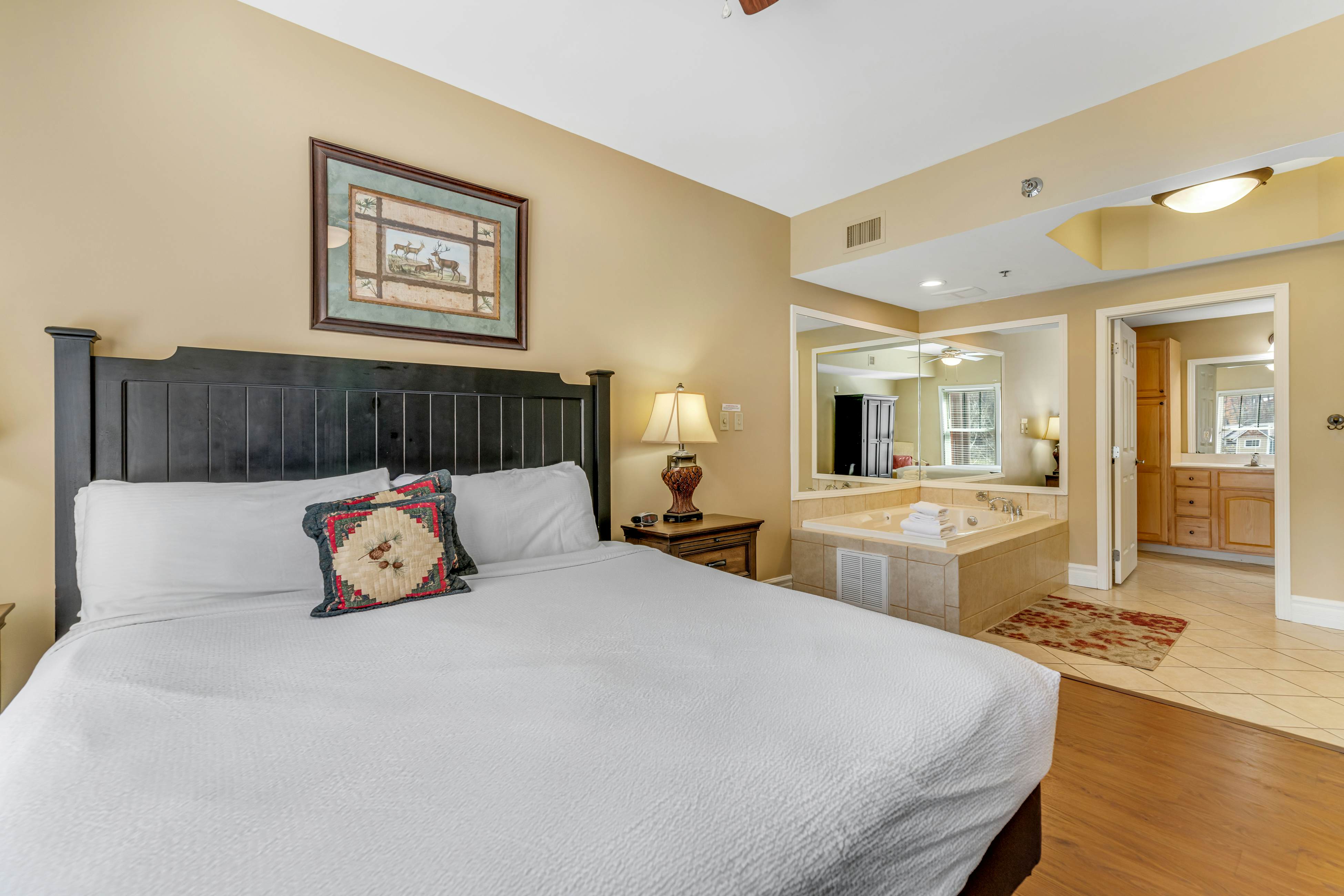 Comfy Condo Near Downtown, Sleeps 6・Jetted Tub・Gym