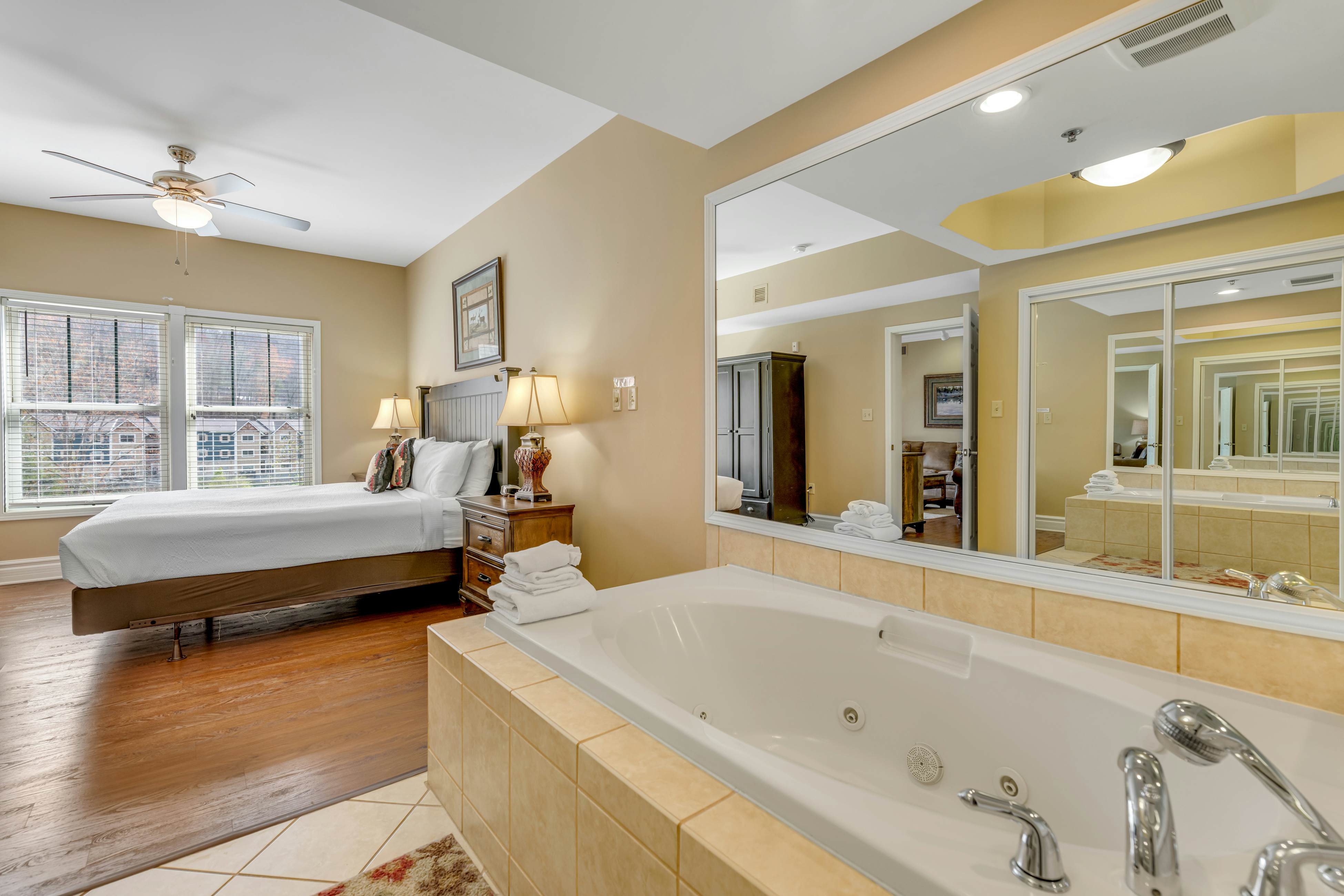 Comfy Condo Near Downtown, Sleeps 6・Jetted Tub・Gym