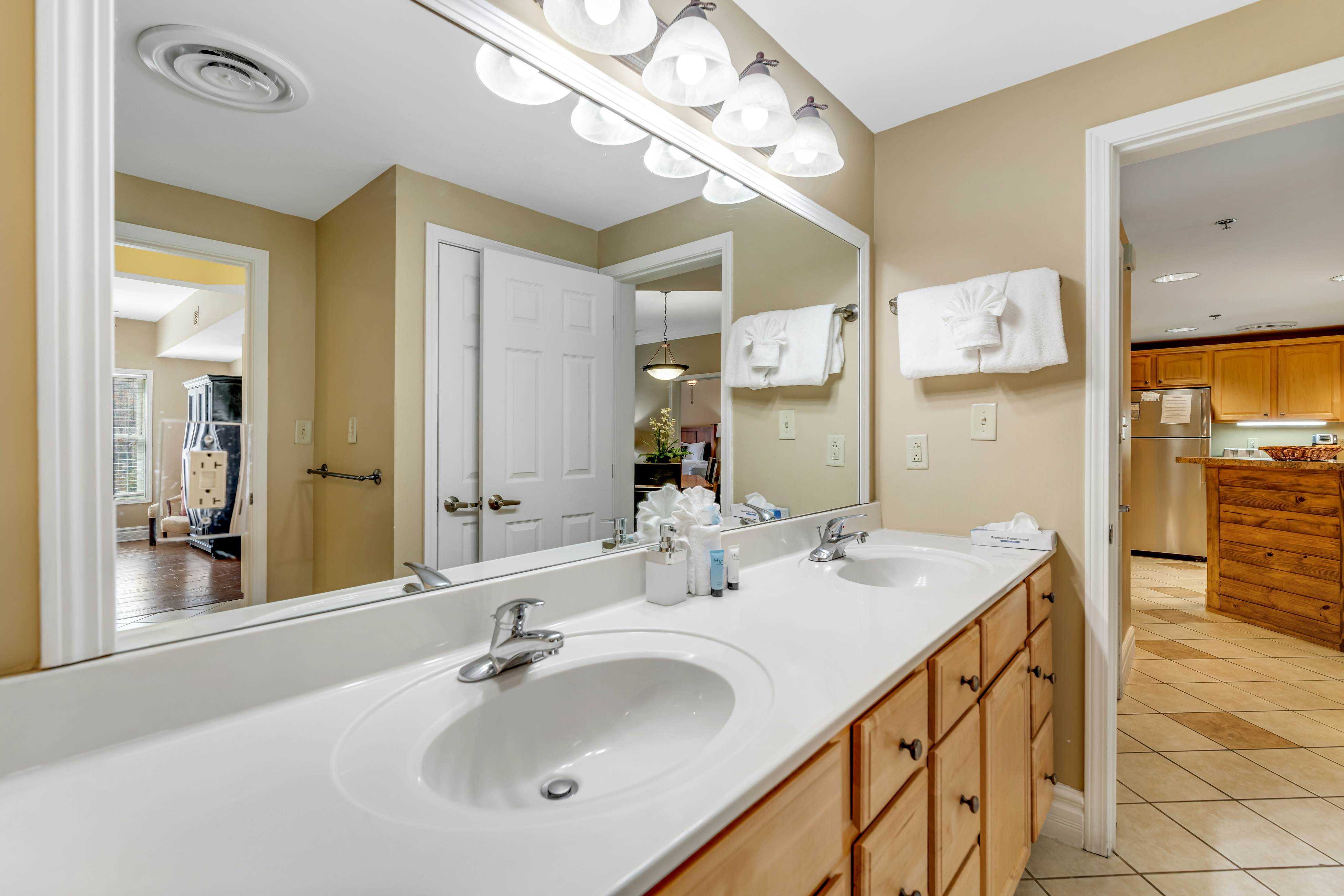 Comfy Condo Near Downtown, Sleeps 6・Jetted Tub・Gym