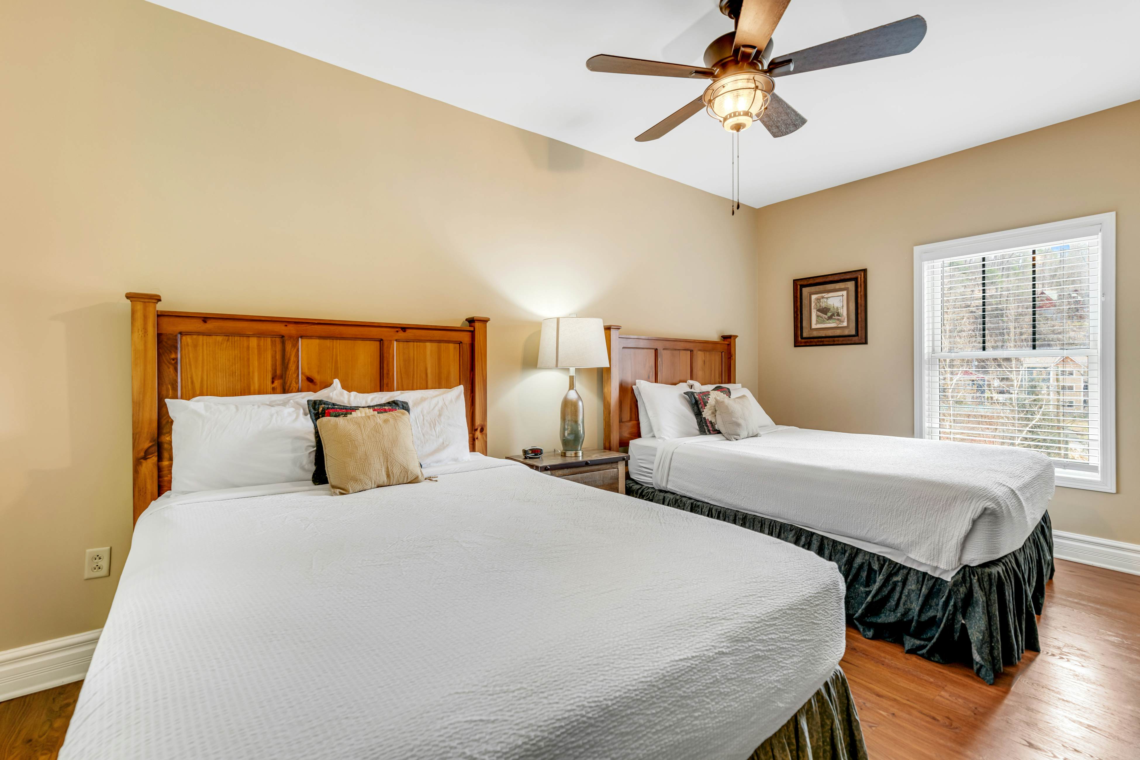 Comfy Condo Near Downtown, Sleeps 6・Jetted Tub・Gym