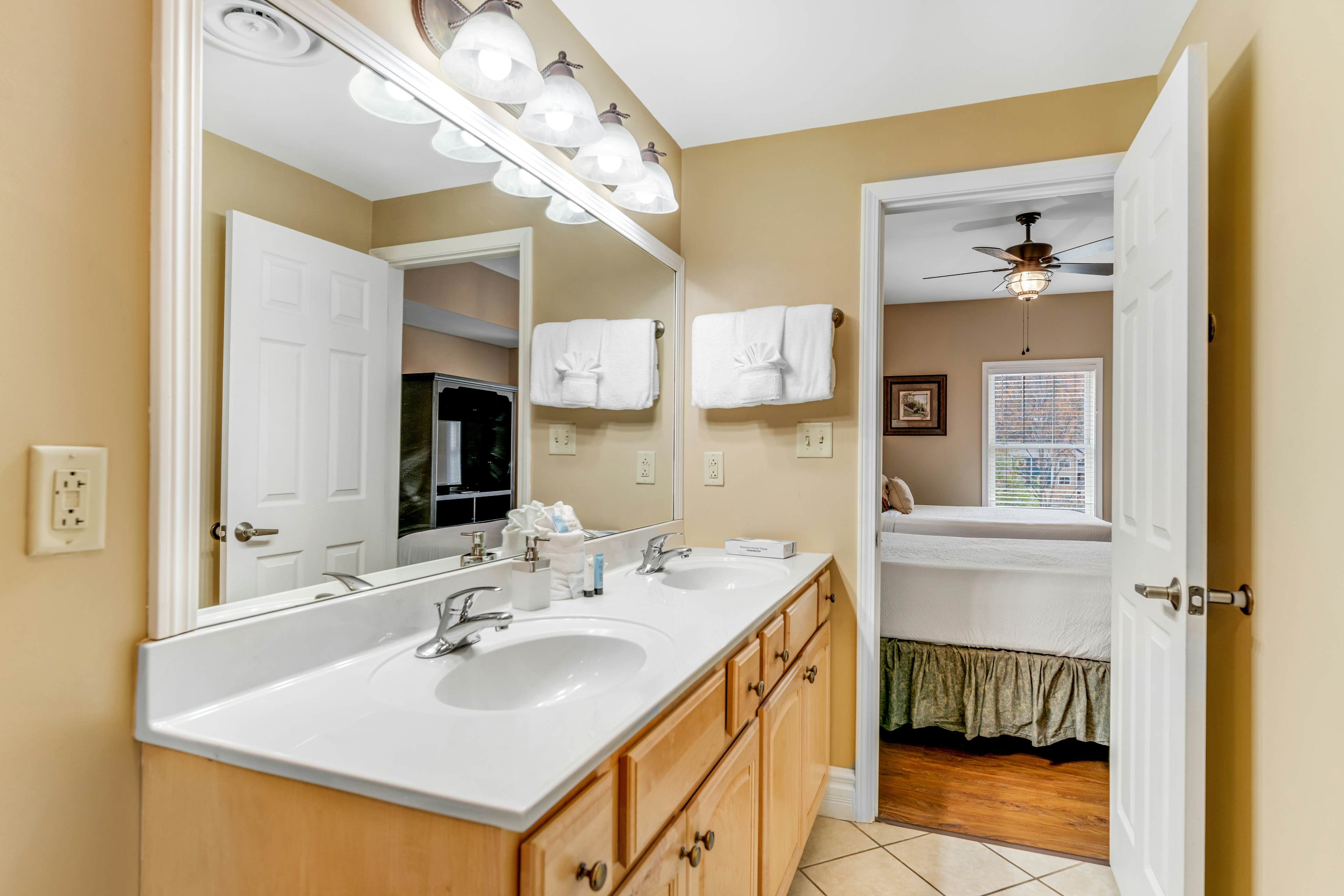 Comfy Condo Near Downtown, Sleeps 6・Jetted Tub・Gym