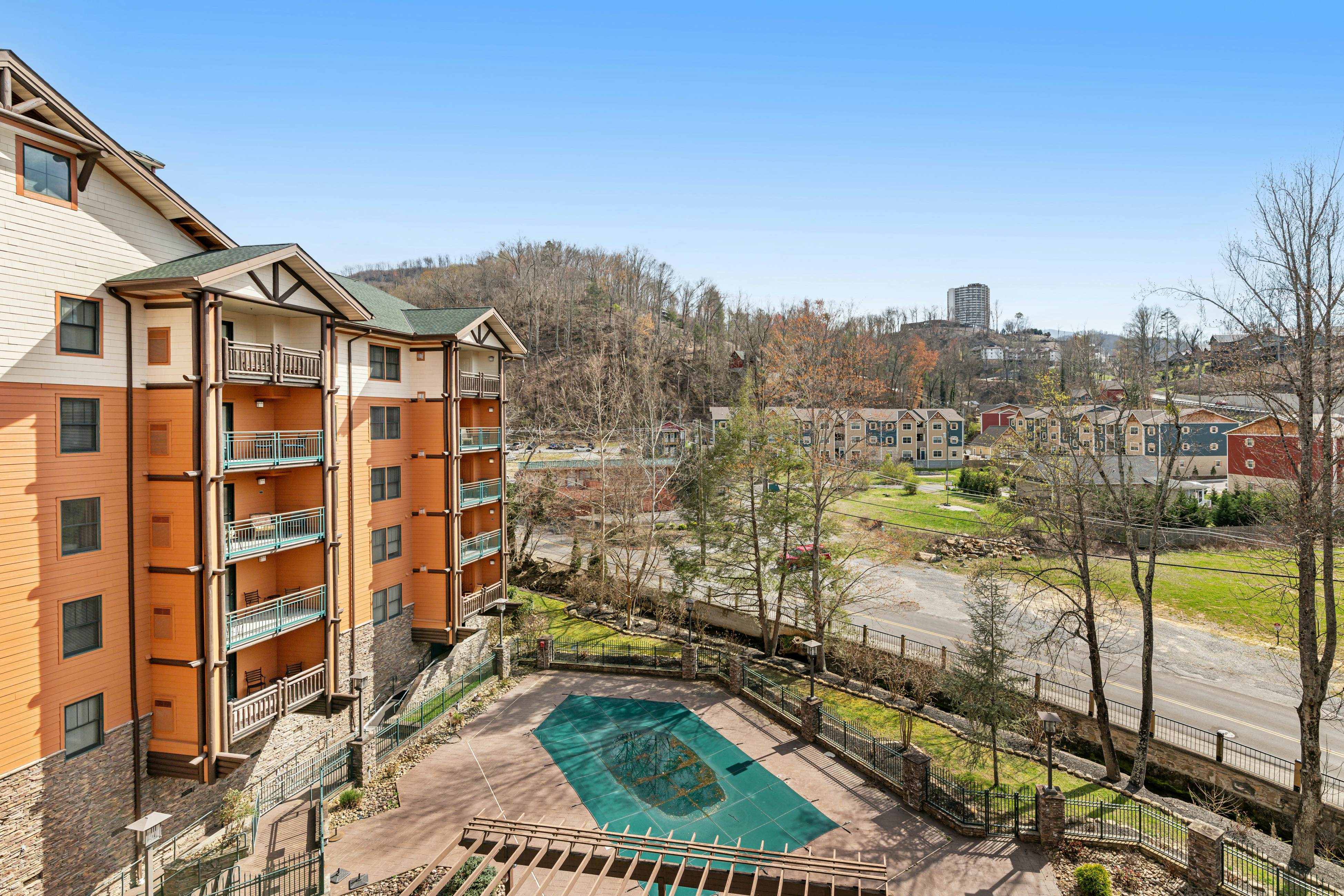 Comfy Condo Near Downtown, Sleeps 6・Jetted Tub・Gym