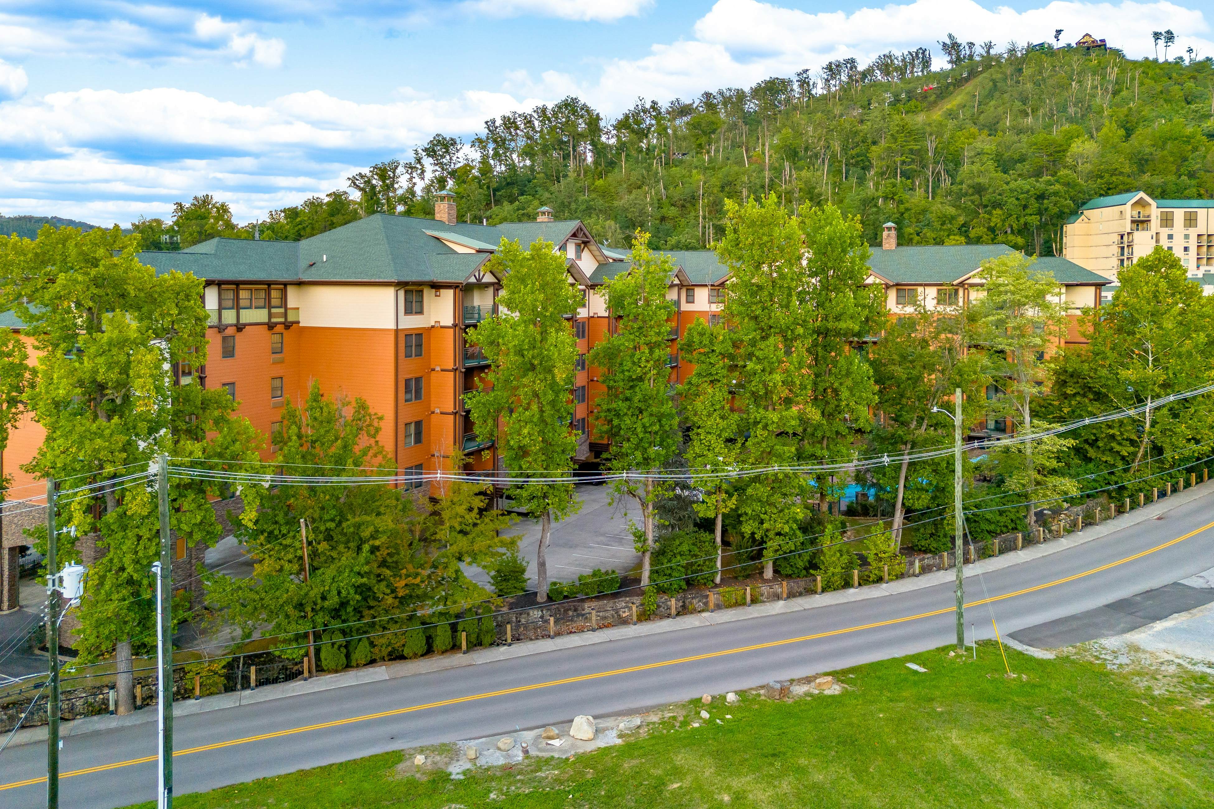 Comfy Condo Near Downtown, Sleeps 6・Jetted Tub・Gym