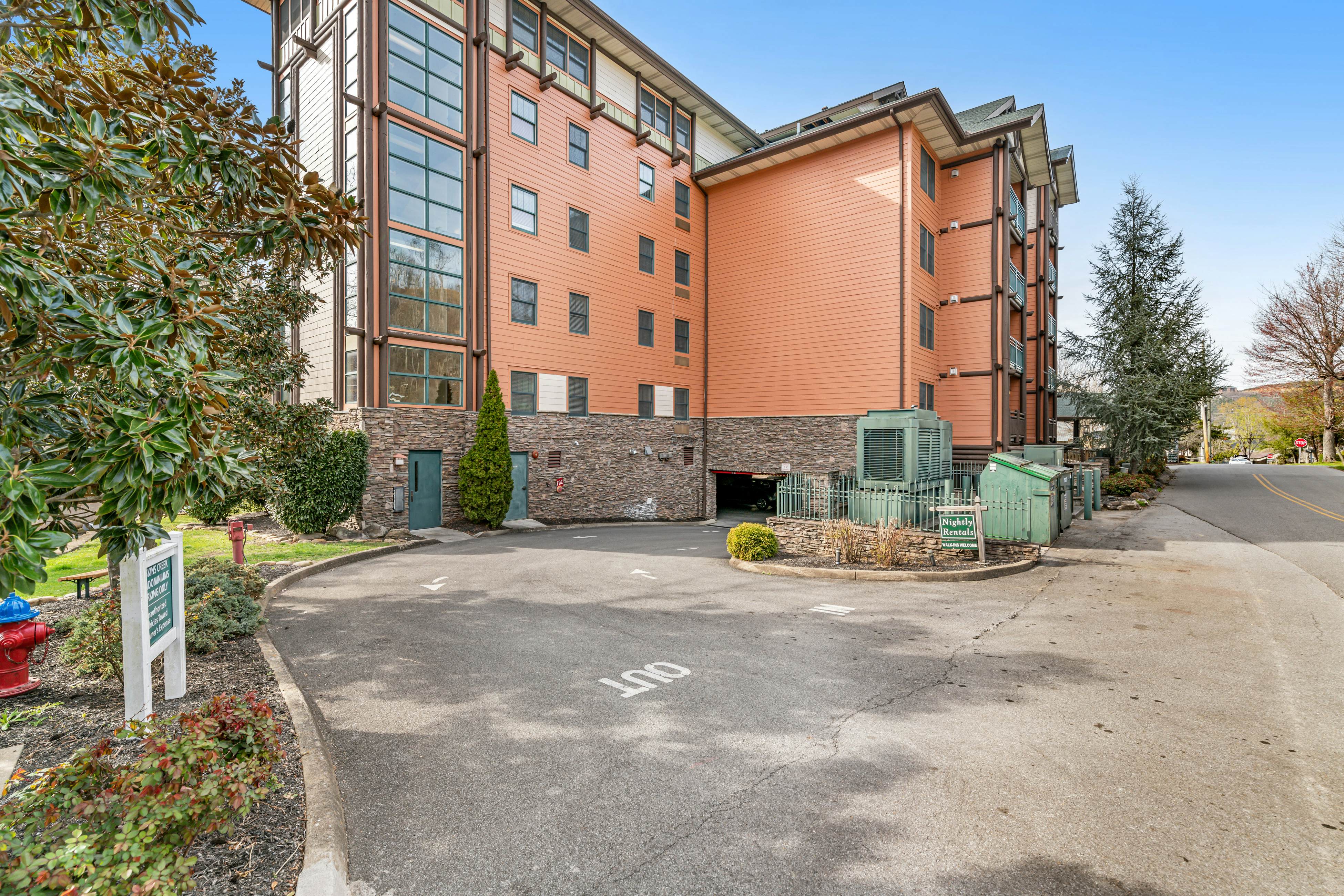 Comfy Condo Near Downtown, Sleeps 6・Jetted Tub・Gym