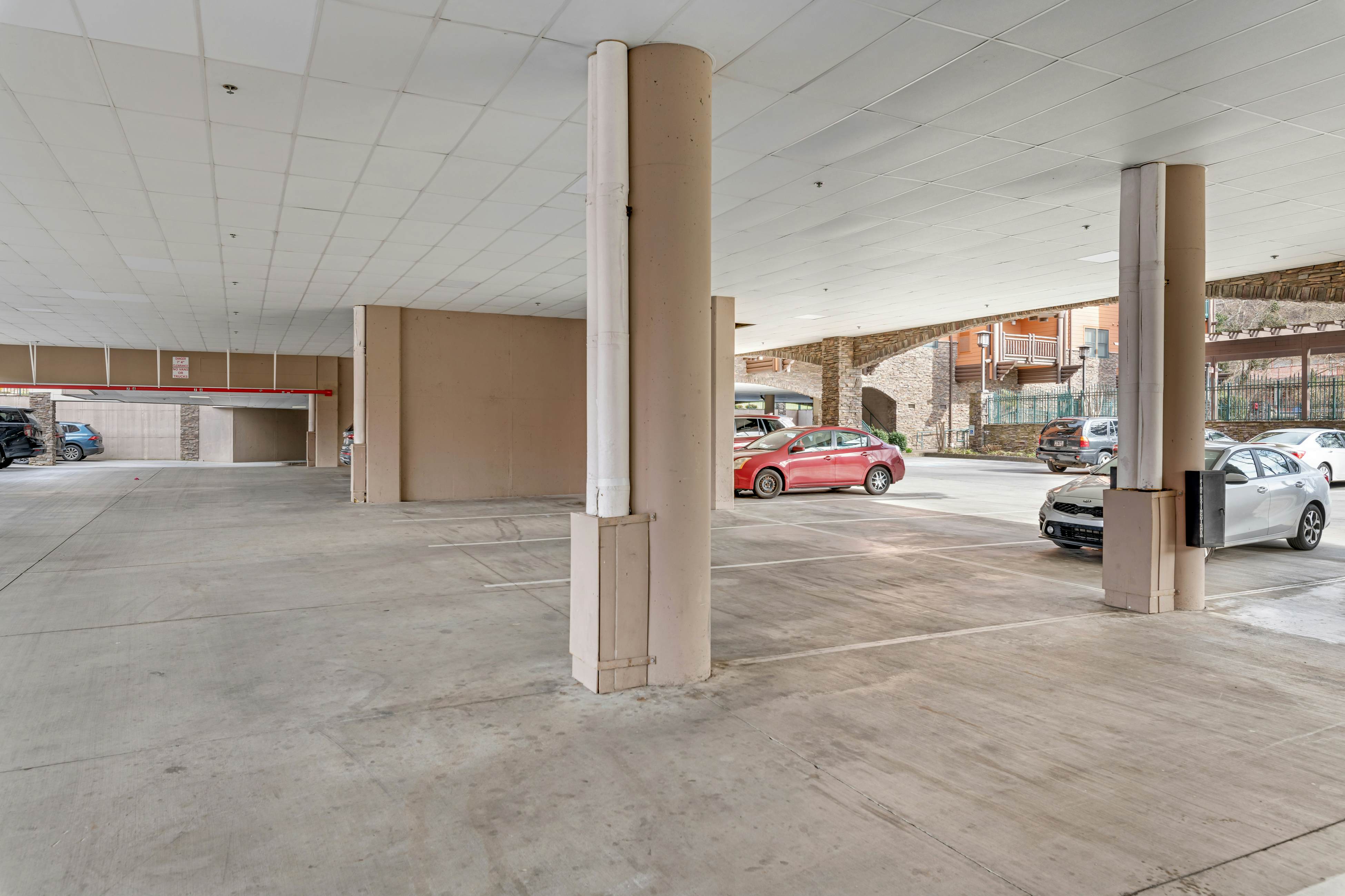 Comfy Condo Near Downtown, Sleeps 6・Jetted Tub・Gym