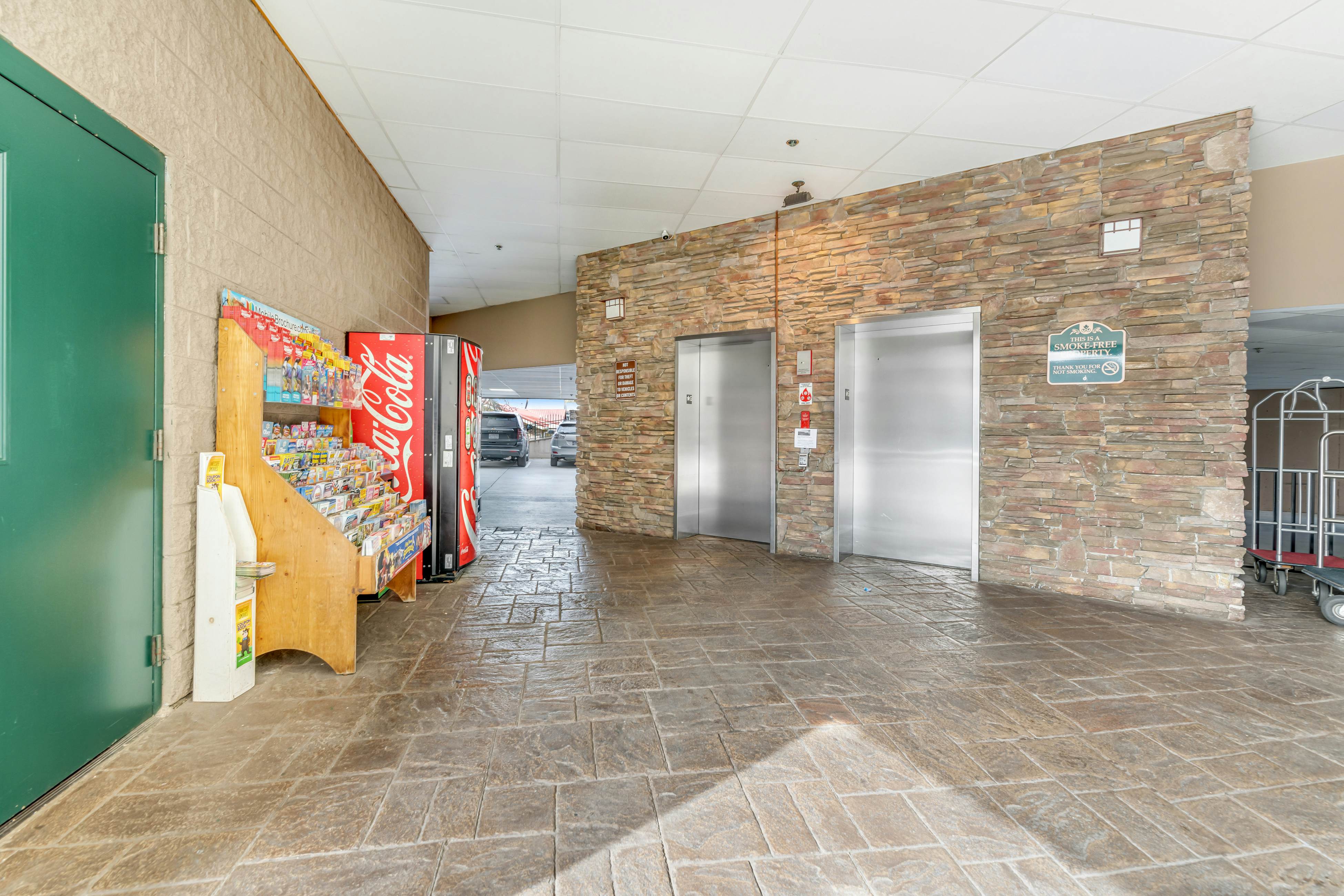 Comfy Condo Near Downtown, Sleeps 6・Jetted Tub・Gym