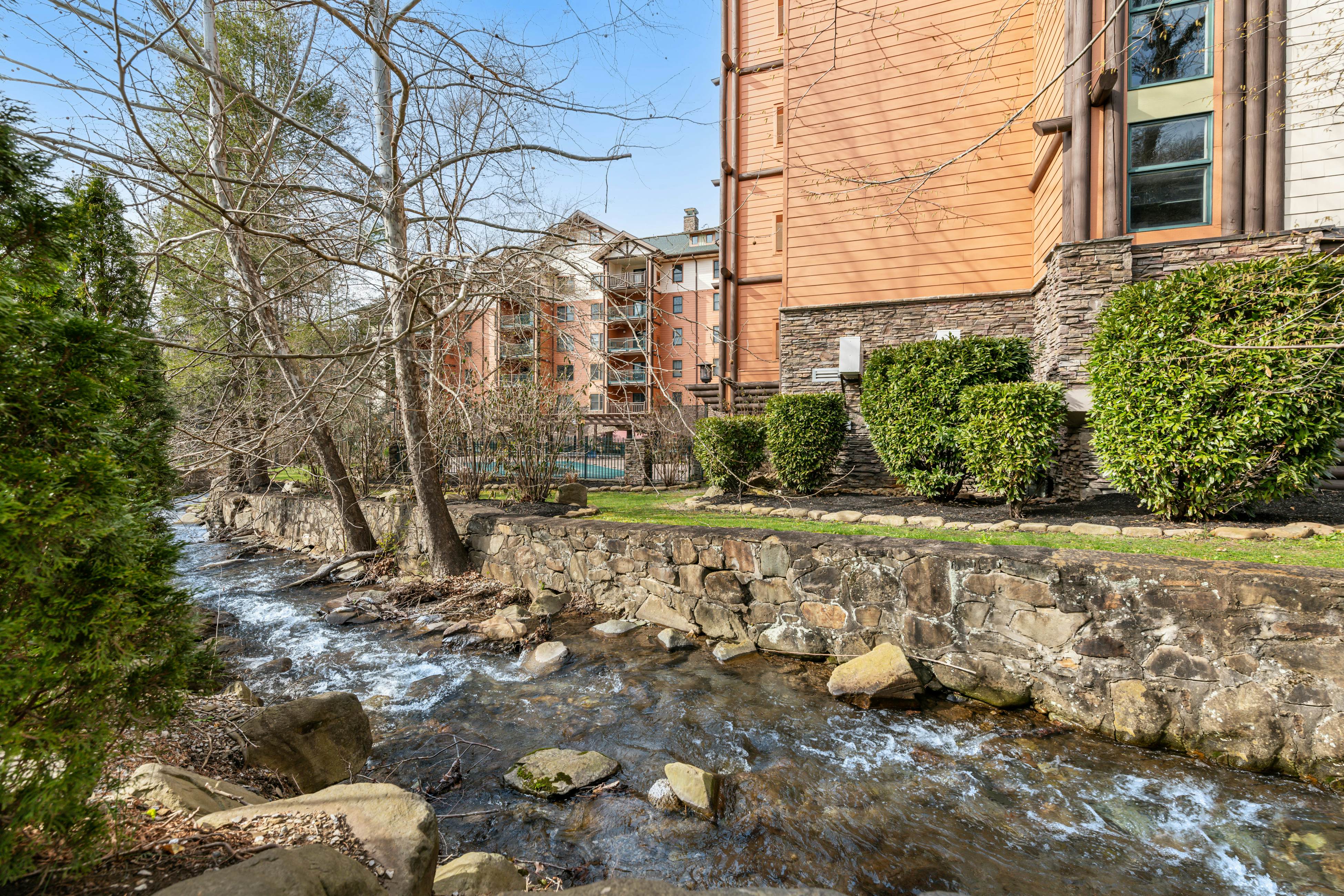 Comfy Condo Near Downtown, Sleeps 6・Jetted Tub・Gym