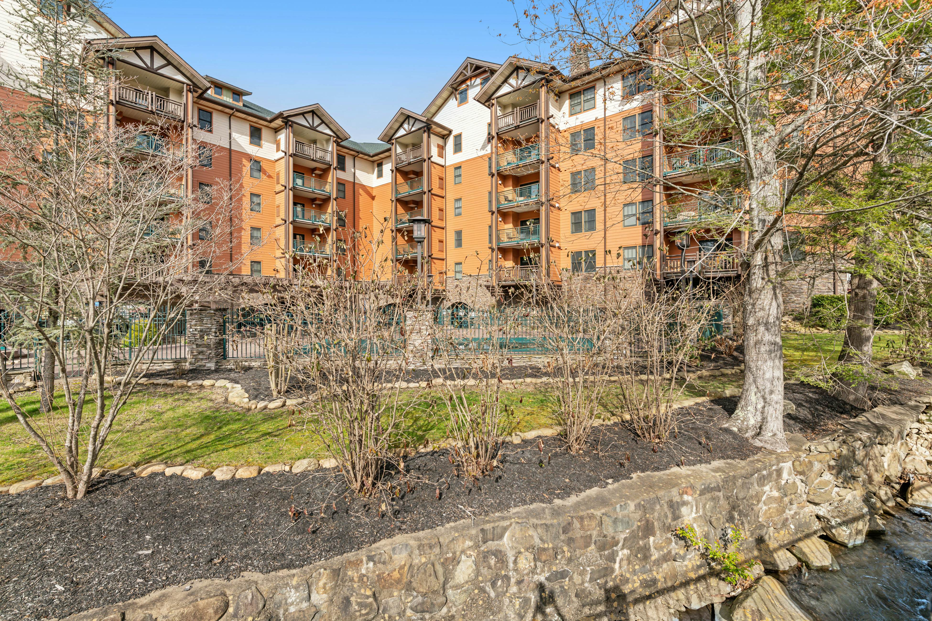 Comfy Condo Near Downtown, Sleeps 6・Jetted Tub・Gym