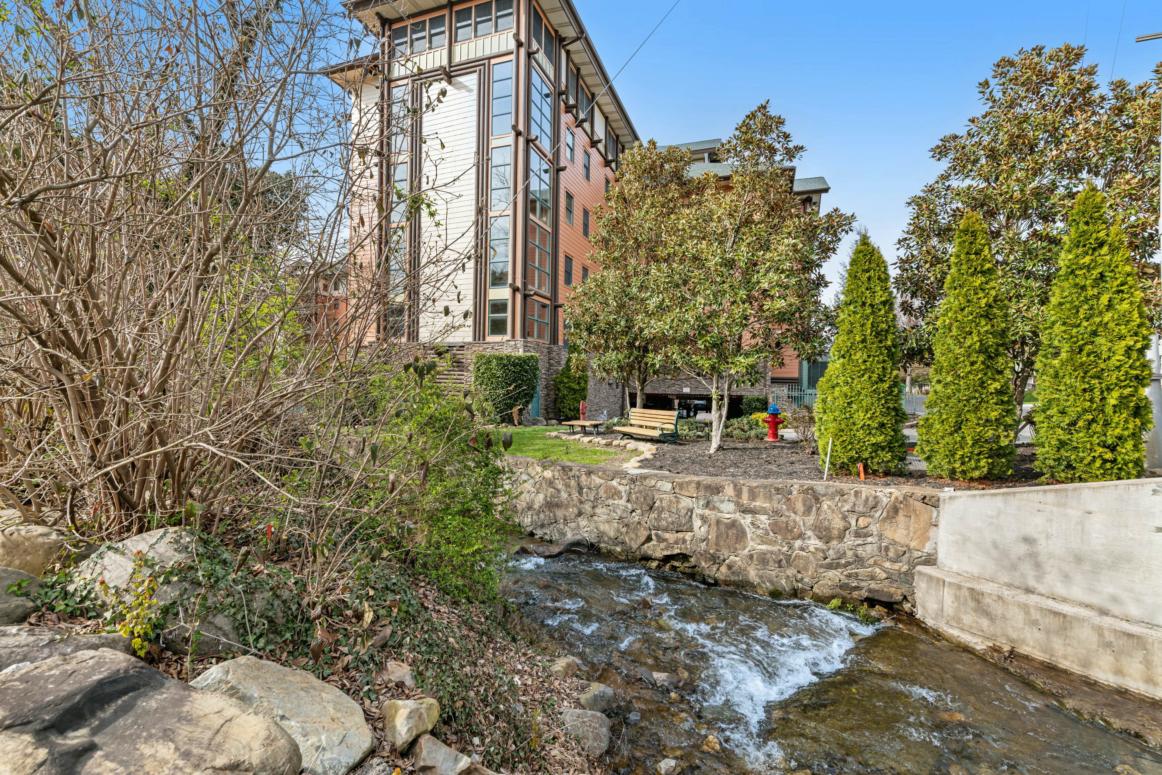 Comfy Condo Near Downtown, Sleeps 6・Jetted Tub・Gym