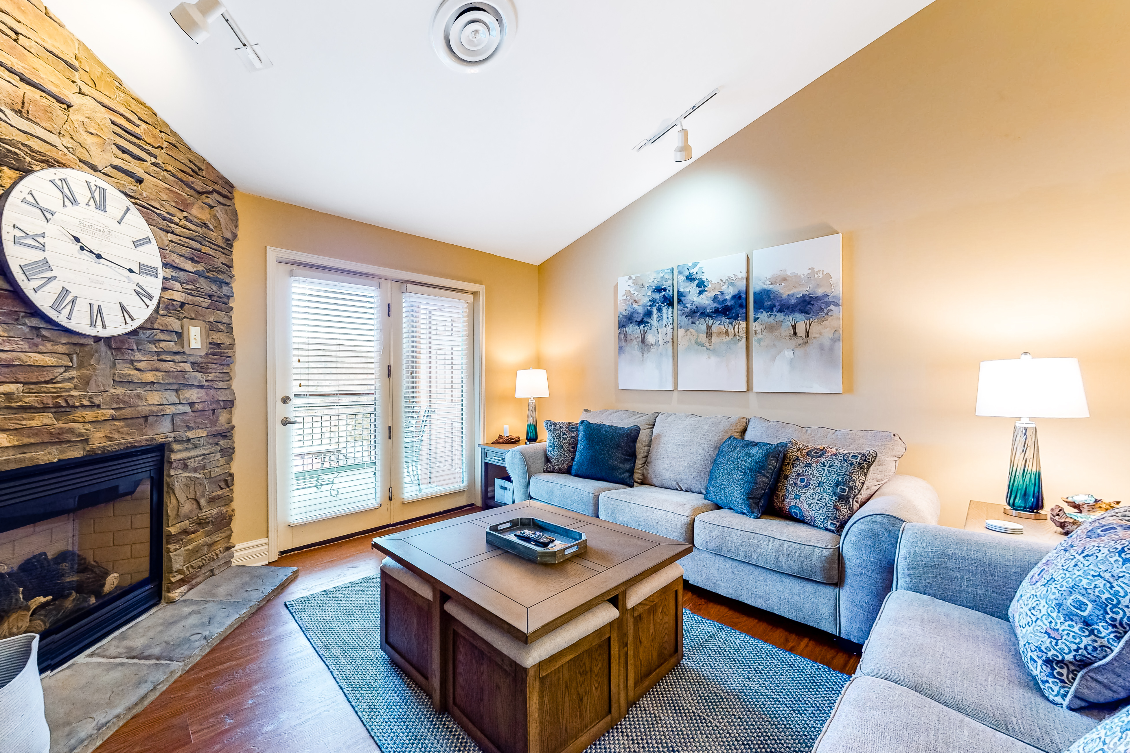 Elegant Condo W Jetted Tub, Sleeps 6, Fireplace