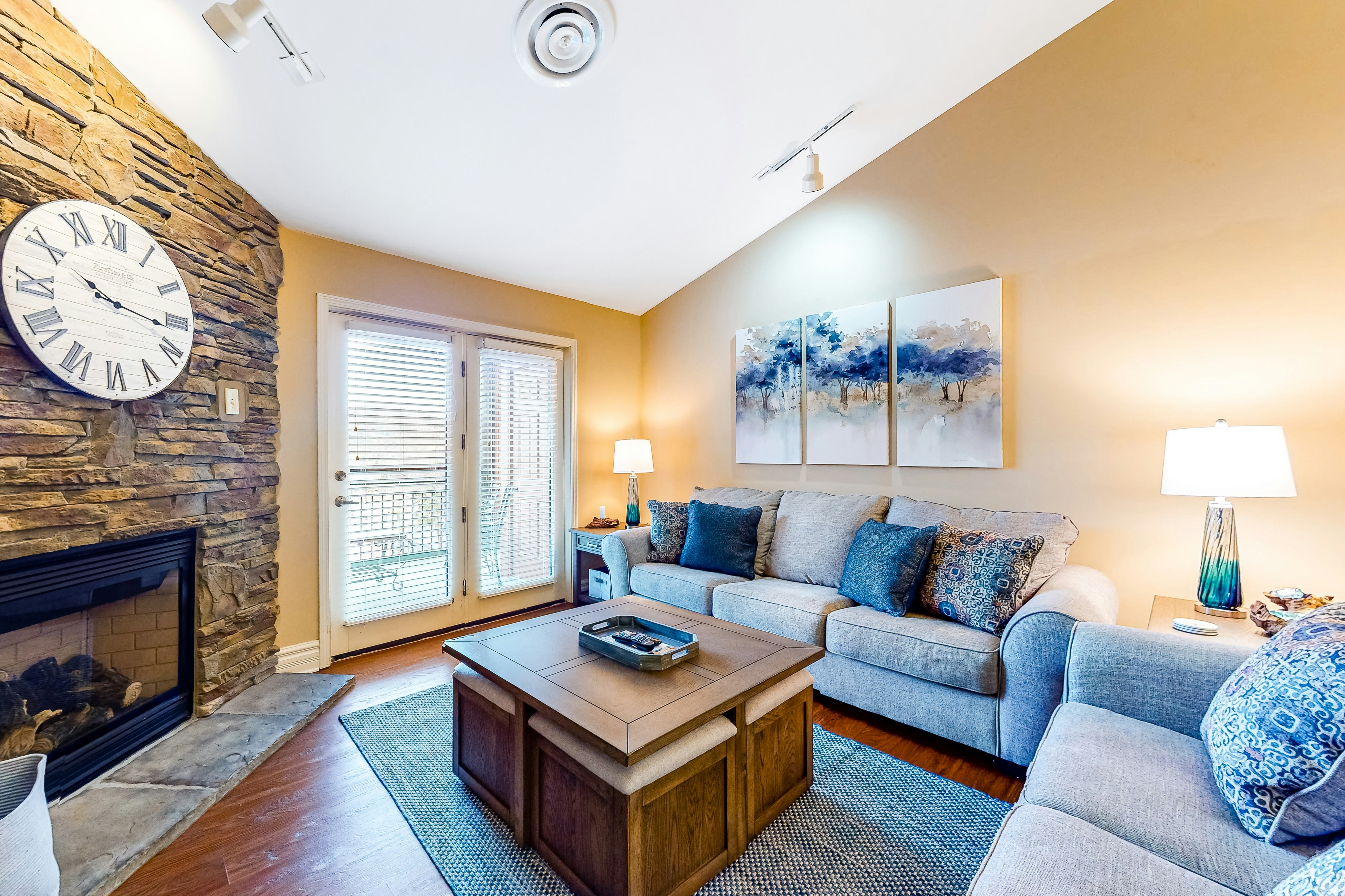 Elegant Condo W Jetted Tub, Sleeps 6・Fireplace